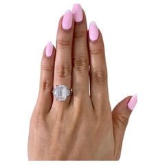 Bague en diamant taille émeraude de 6.18 carats certifiée GIA