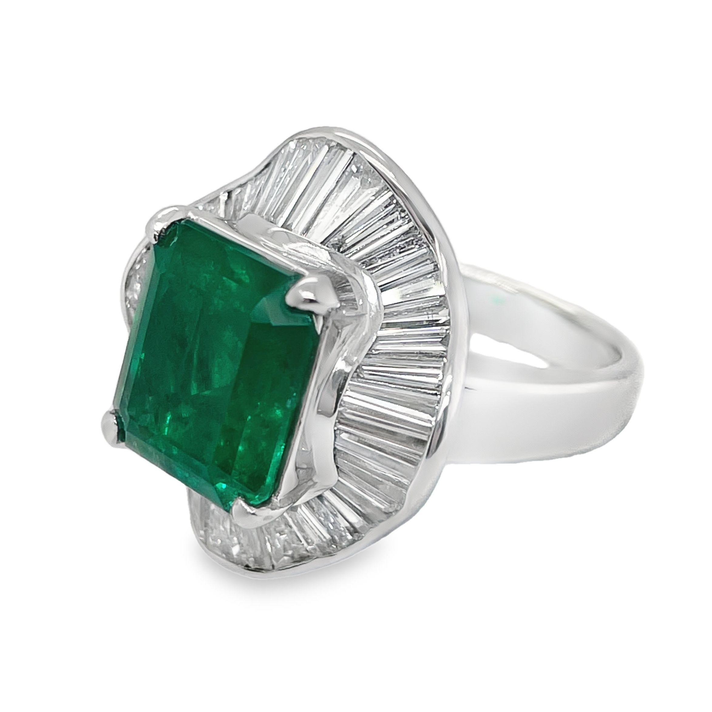Das Haus Top Crown Jewelry präsentiert einen GIA-zertifizierten, prächtigen kolumbianischen Smaragd von 6,19 Karat, der von 2,47 Karat natürlich funkelnden Diamanten umrahmt wird, die alle elegant in einer üppigen Platinfassung untergebracht sind.