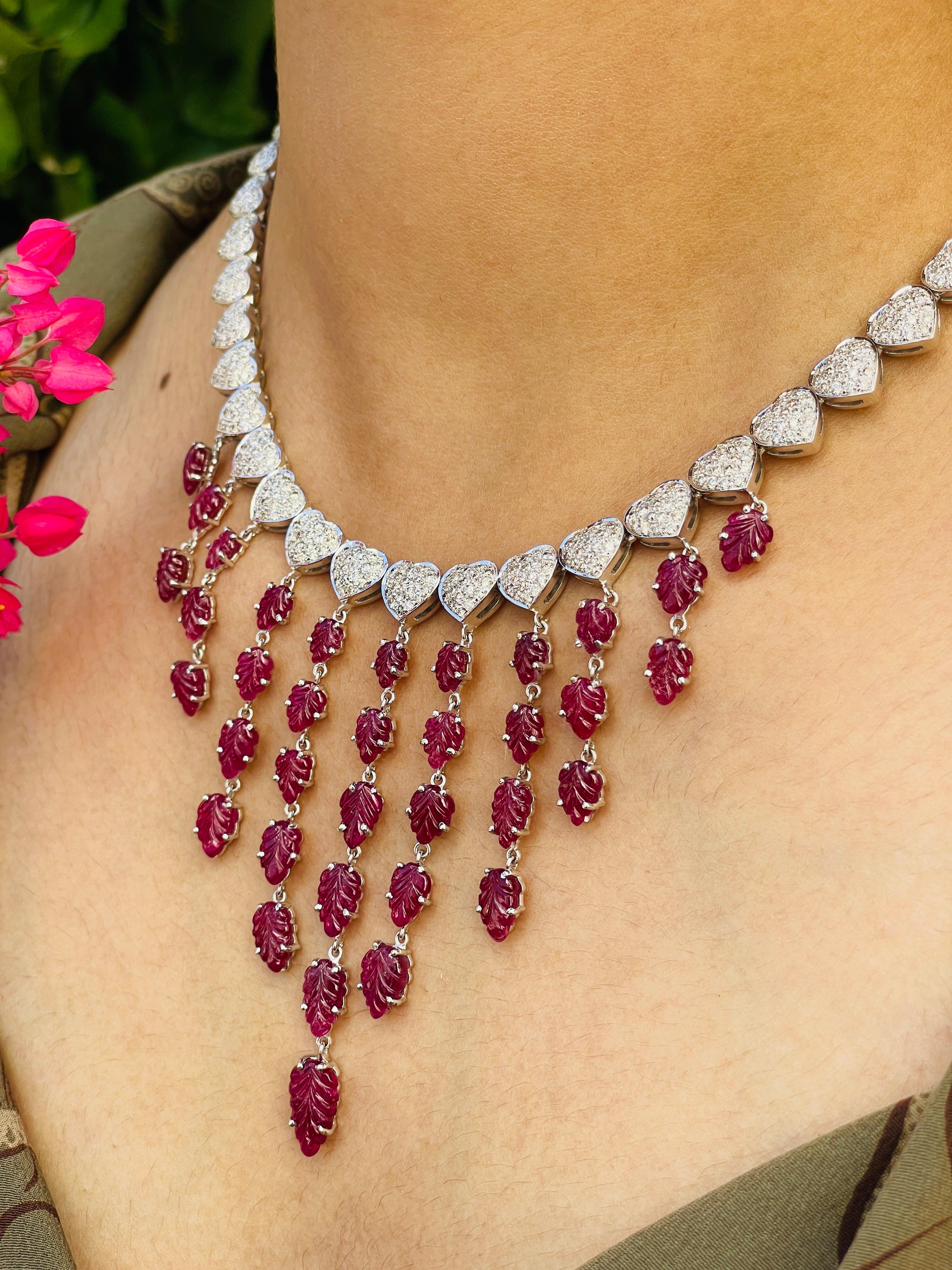 Collier de rubis en or 18 carats constellé de rubis taillés en feuilles et de diamants.
Accessoirisez votre look avec cet élégant collier de perles en rubis. Ce superbe bijou rehausse instantanément un look décontracté ou une tenue habillée.