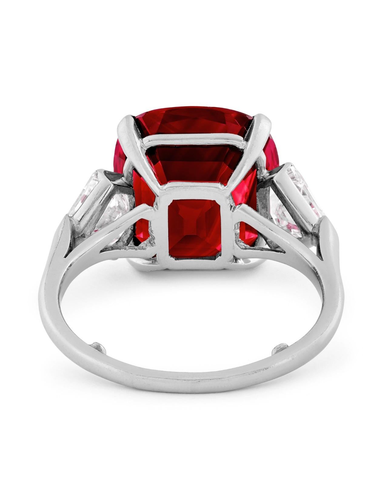 Contemporaneo GIA Certified 6.28 Carat Unheated Ruby Diamond Cocktail Ring in vendita