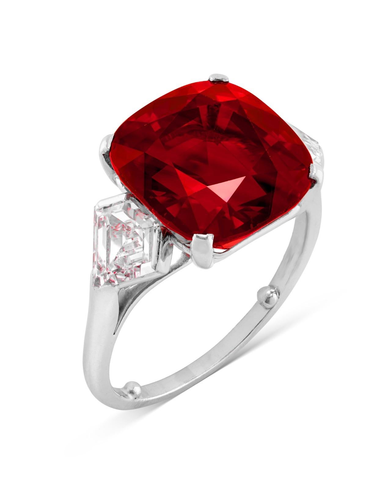 Taglio cuscino GIA Certified 6.28 Carat Unheated Ruby Diamond Cocktail Ring in vendita