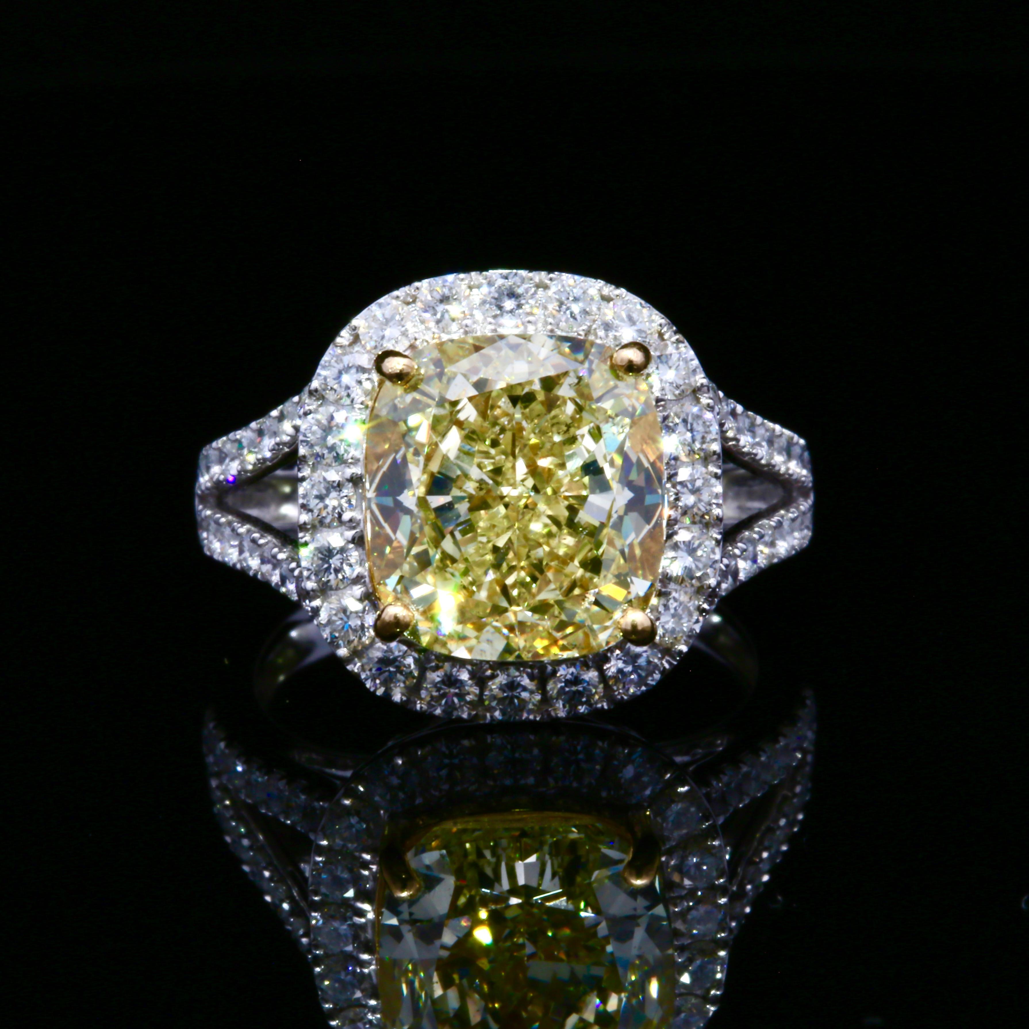 Moderno Anello con diamanti gialli taglio cuscino certificato GIA da 6,29 ct. in vendita
