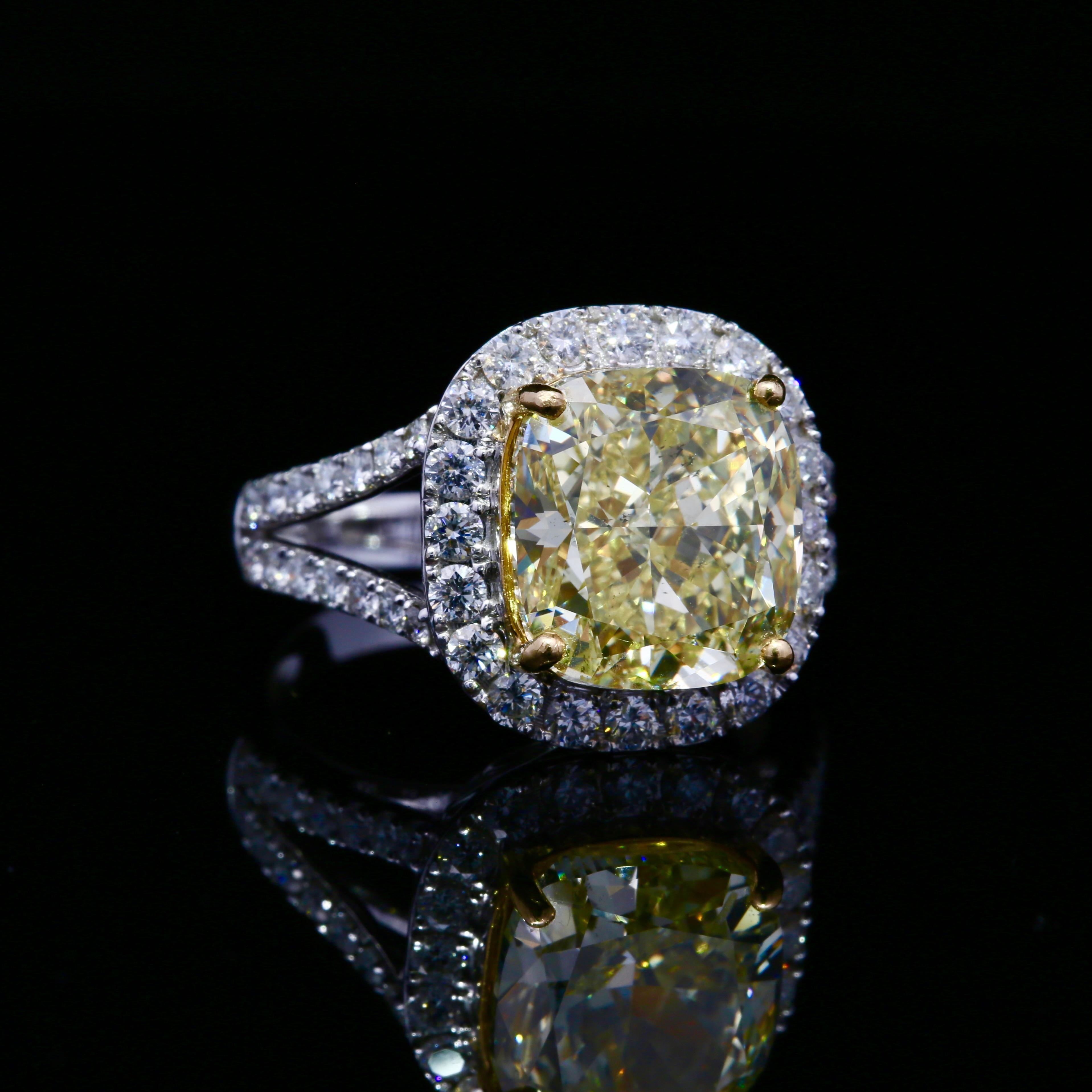 Taglio cuscino Anello con diamanti gialli taglio cuscino certificato GIA da 6,29 ct. in vendita