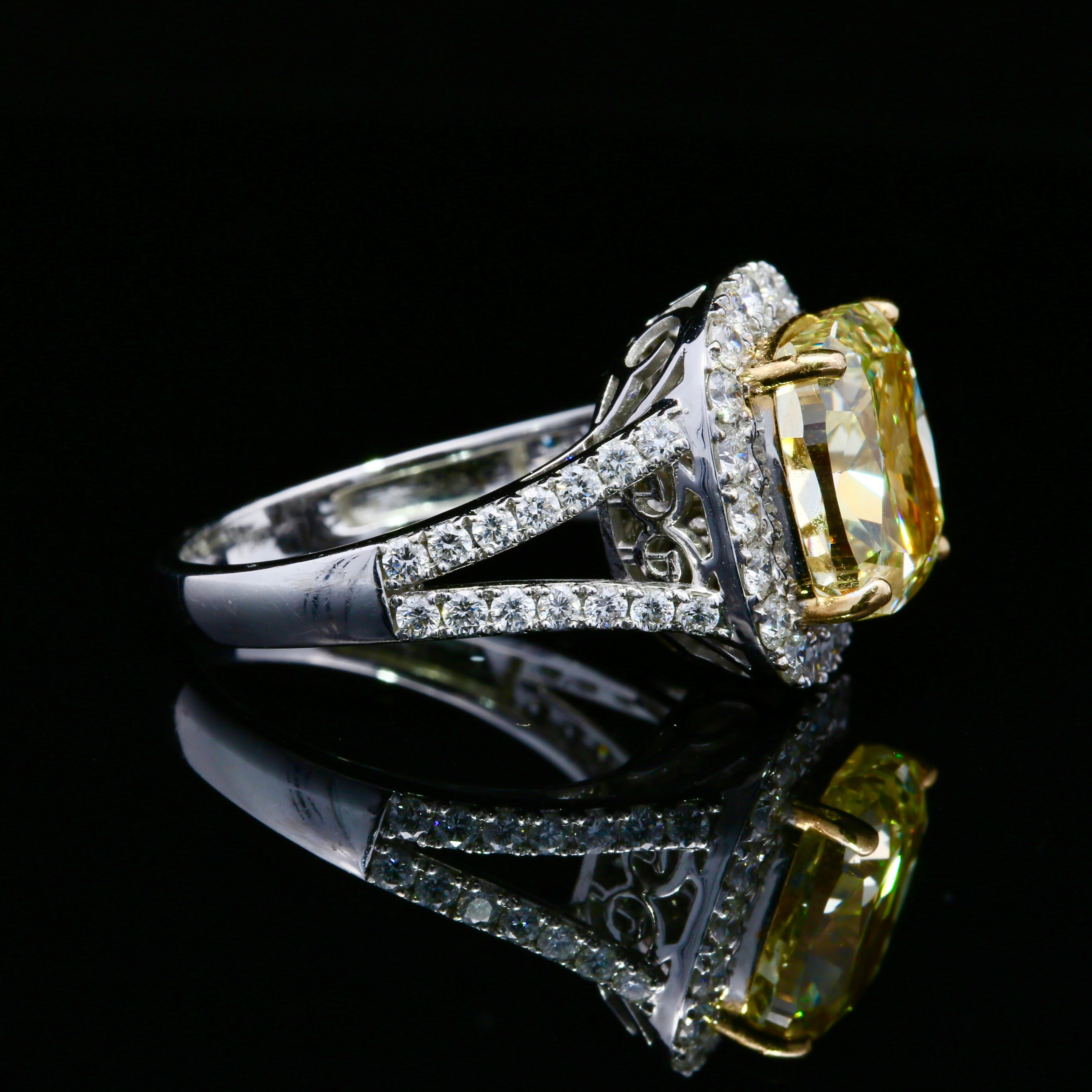 Anello con diamanti gialli taglio cuscino certificato GIA da 6,29 ct. In condizioni Nuovo in vendita a Ramat Gan, IL