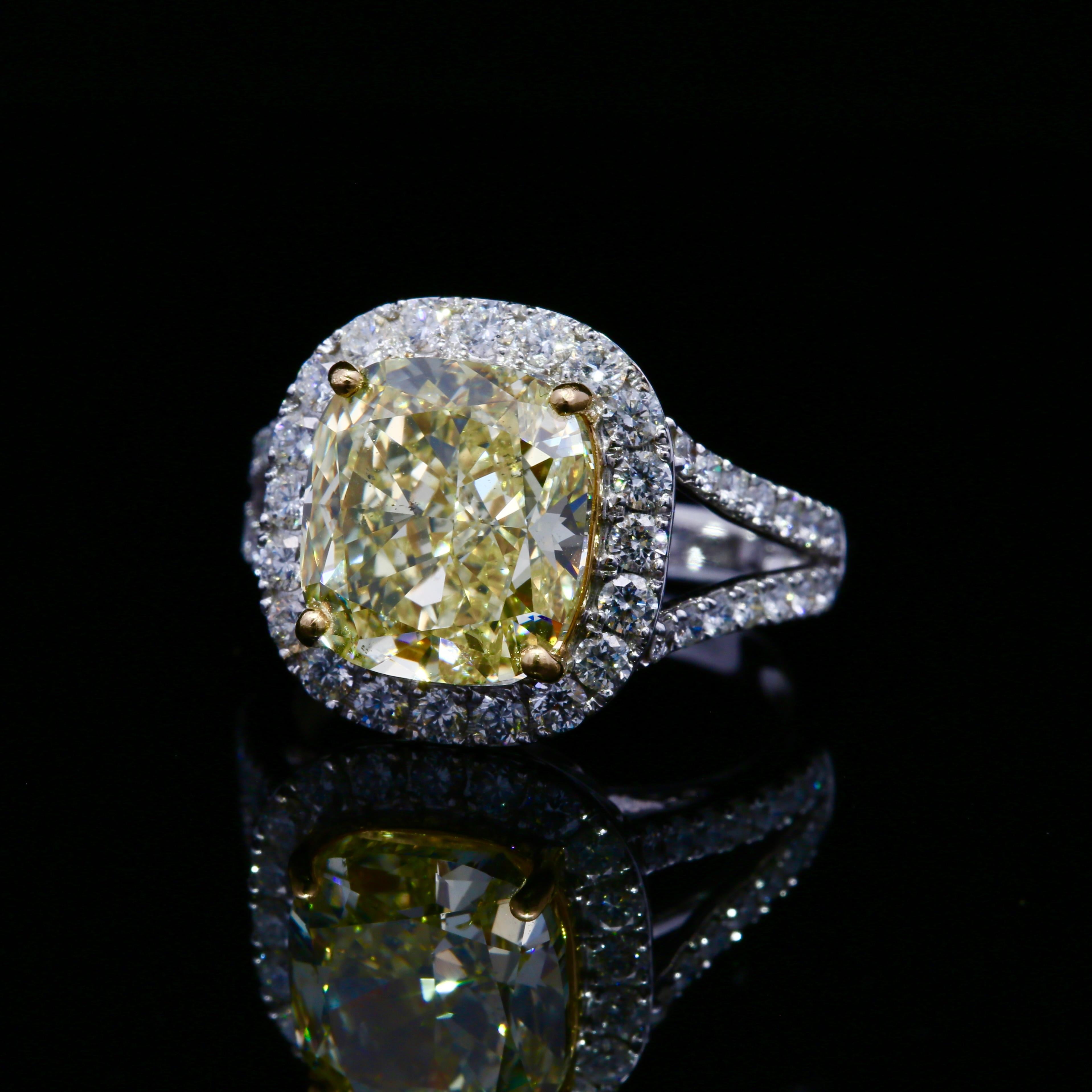 da uomo o donna Anello con diamanti gialli taglio cuscino certificato GIA da 6,29 ct. in vendita