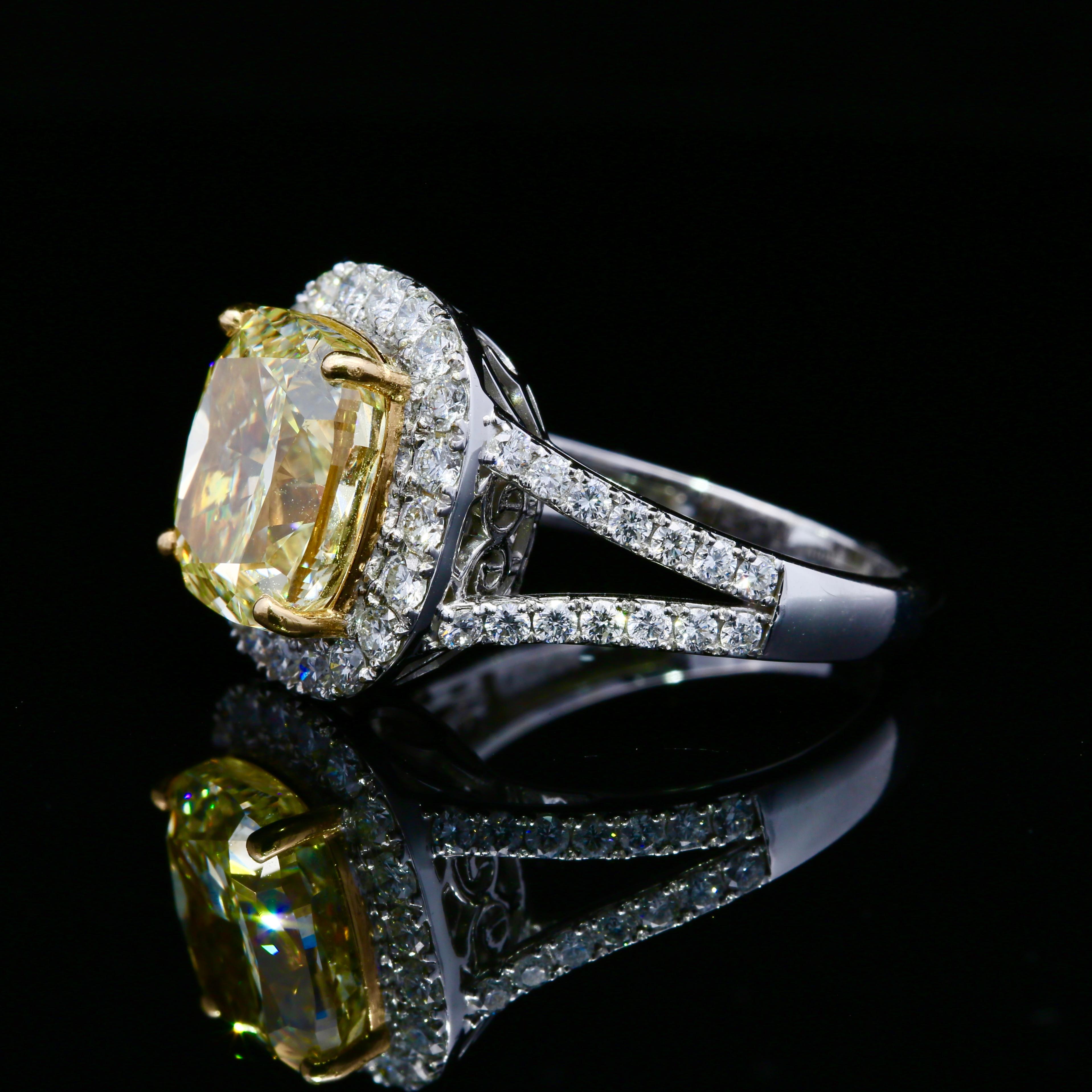 Anello con diamanti gialli taglio cuscino certificato GIA da 6,29 ct. in vendita 1
