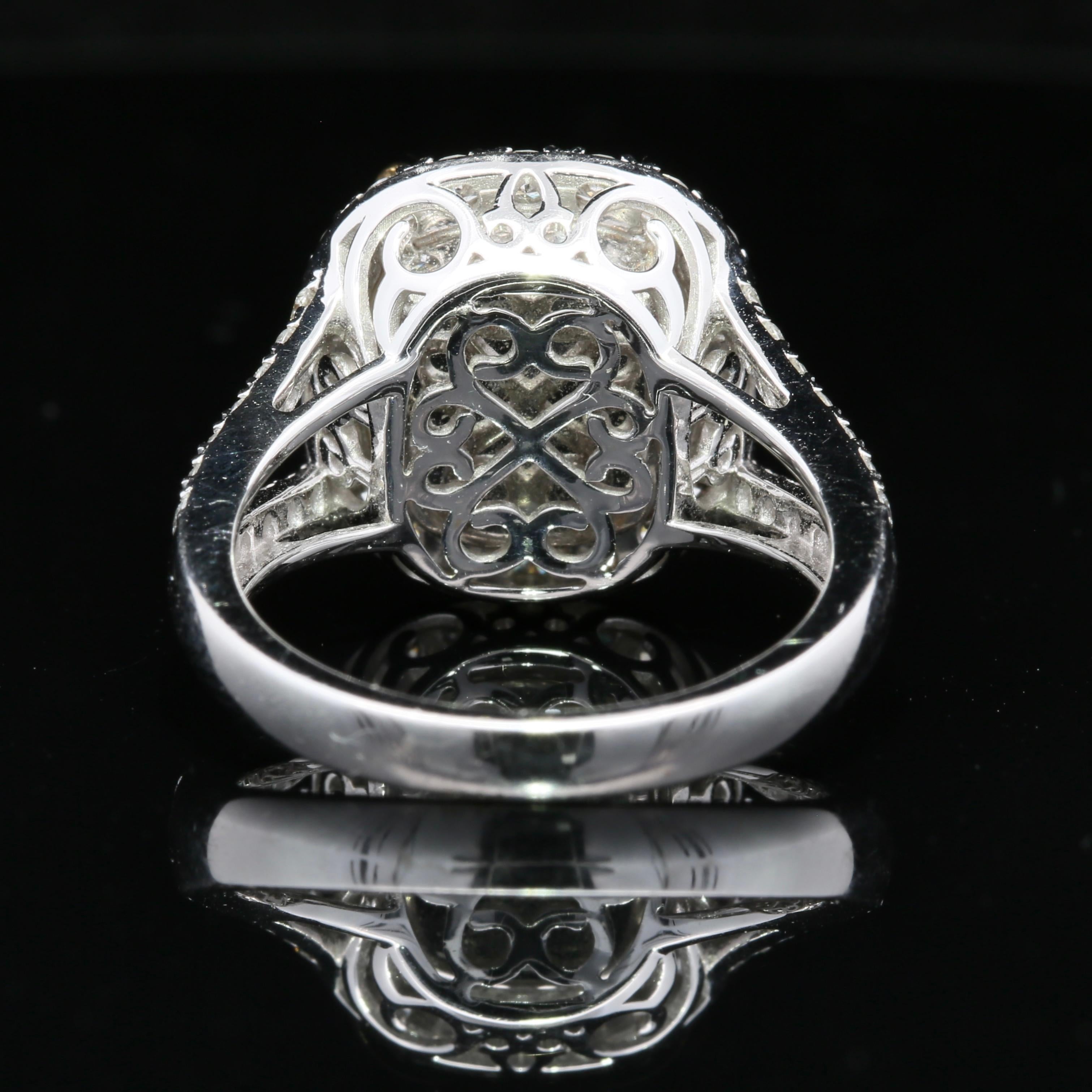 Anello con diamanti gialli taglio cuscino certificato GIA da 6,29 ct. in vendita 2