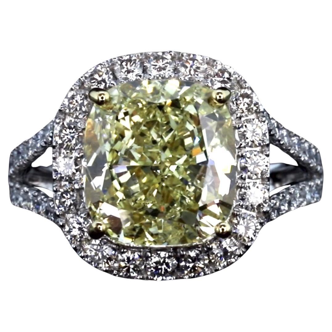 Anello con diamanti gialli taglio cuscino certificato GIA da 6,29 ct. in vendita