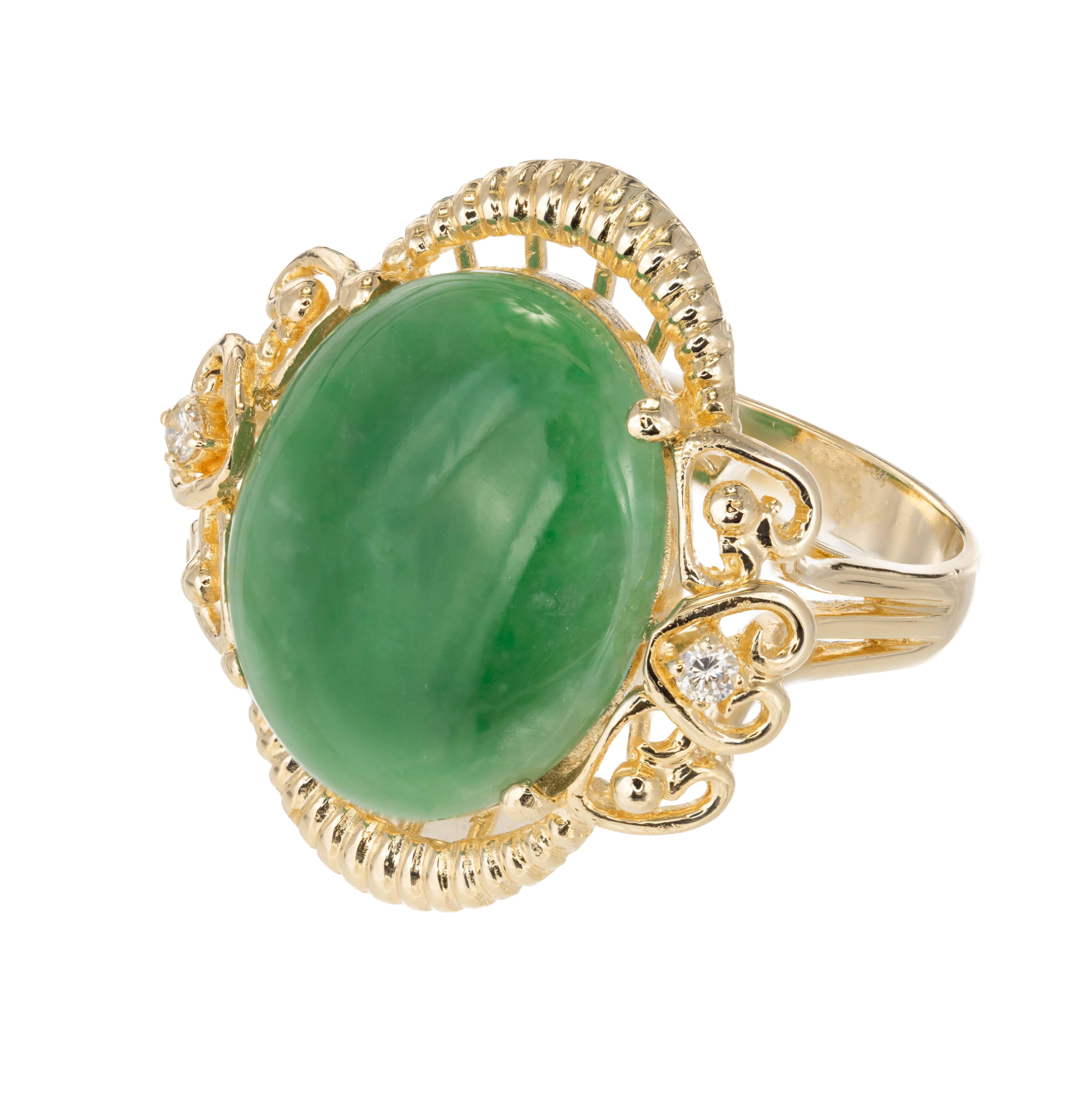 GIA zertifiziert natürliche Farbe Cabochon Jadeit Jade Diamant-Cocktail-Ring CIRCA 1950. 14k Gelbgold Einstellung mit Diamant-Akzenten. Gut poliert und durchscheinend. Polymerimprägnierung zur Verstärkung des Glanzes. Ein dauerhaftes proprietäres