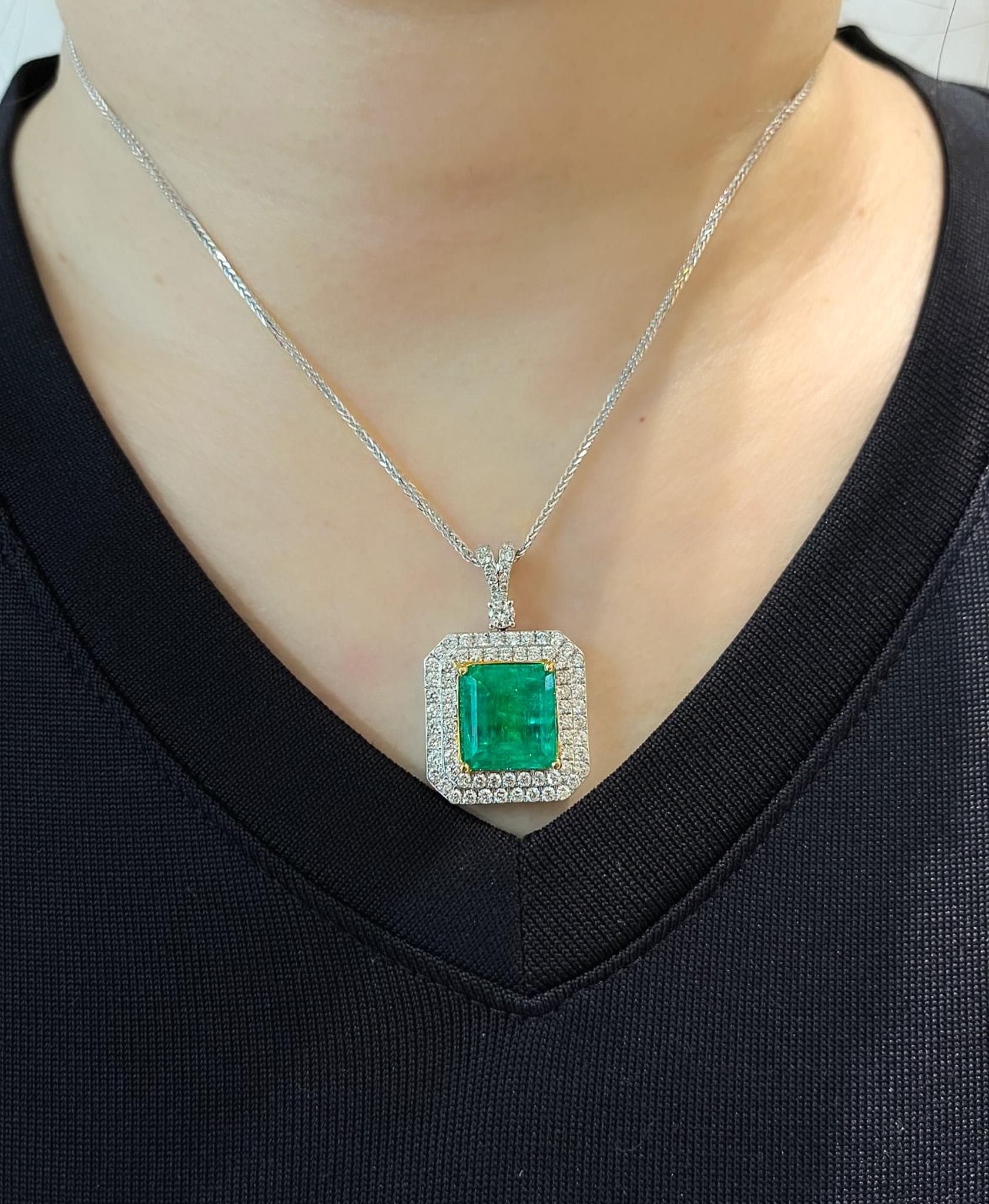 GIA Certified 6.33 Carat Minor Oil Colombian Emerald Necklace in 18K White Gold For Sale 1