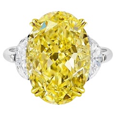 Anillo de diamantes ovalado amarillo fantasía de 6.34 quilates certificado por el GIA
