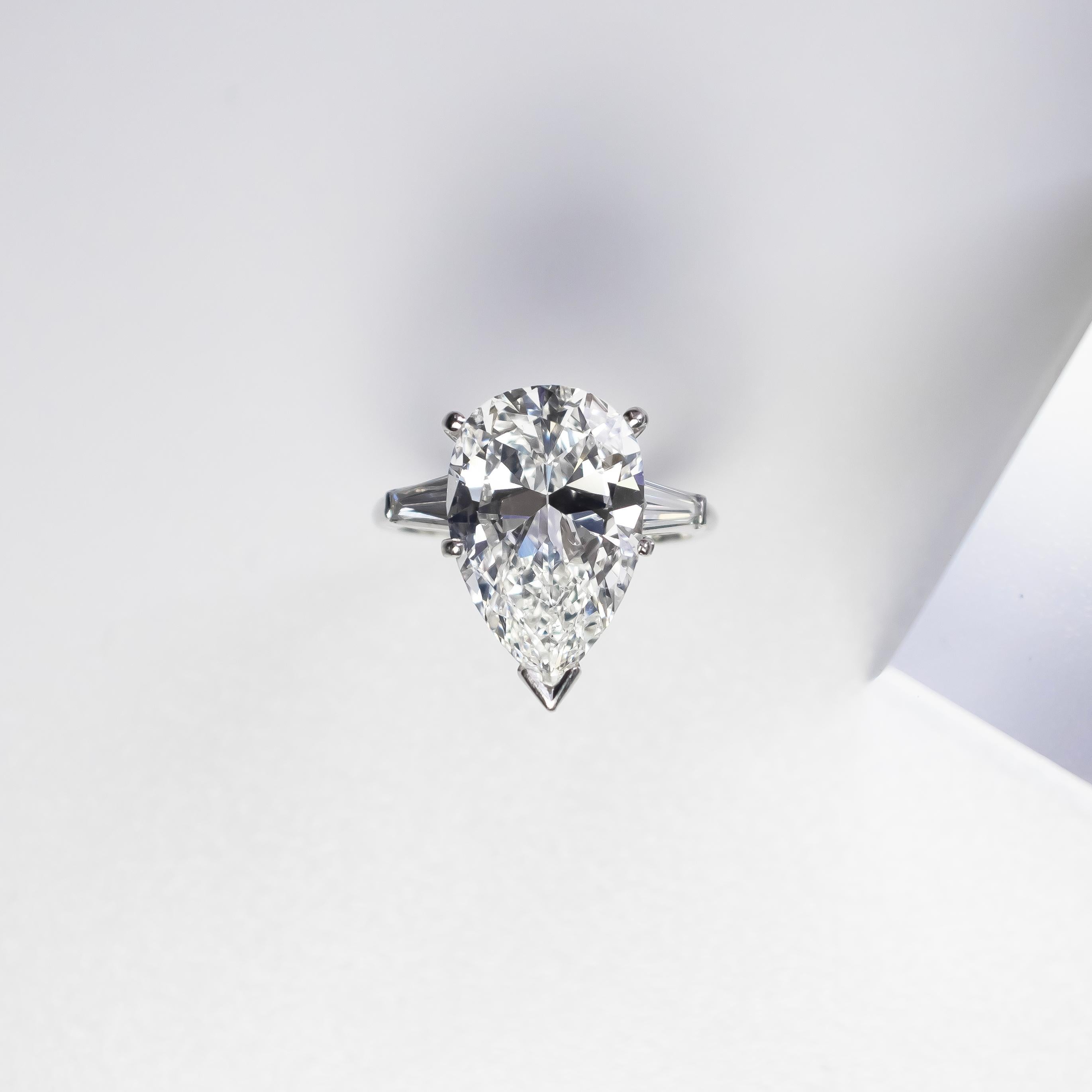 Questo anello di fidanzamento per eccellenza presenta un diamante Pear Brilliante naturale e certificato da 6,37 carati di colore I e purezza SI2, come descritto dal rapporto di classificazione GIA #2225889896. Questo diamante di grande impatto ha