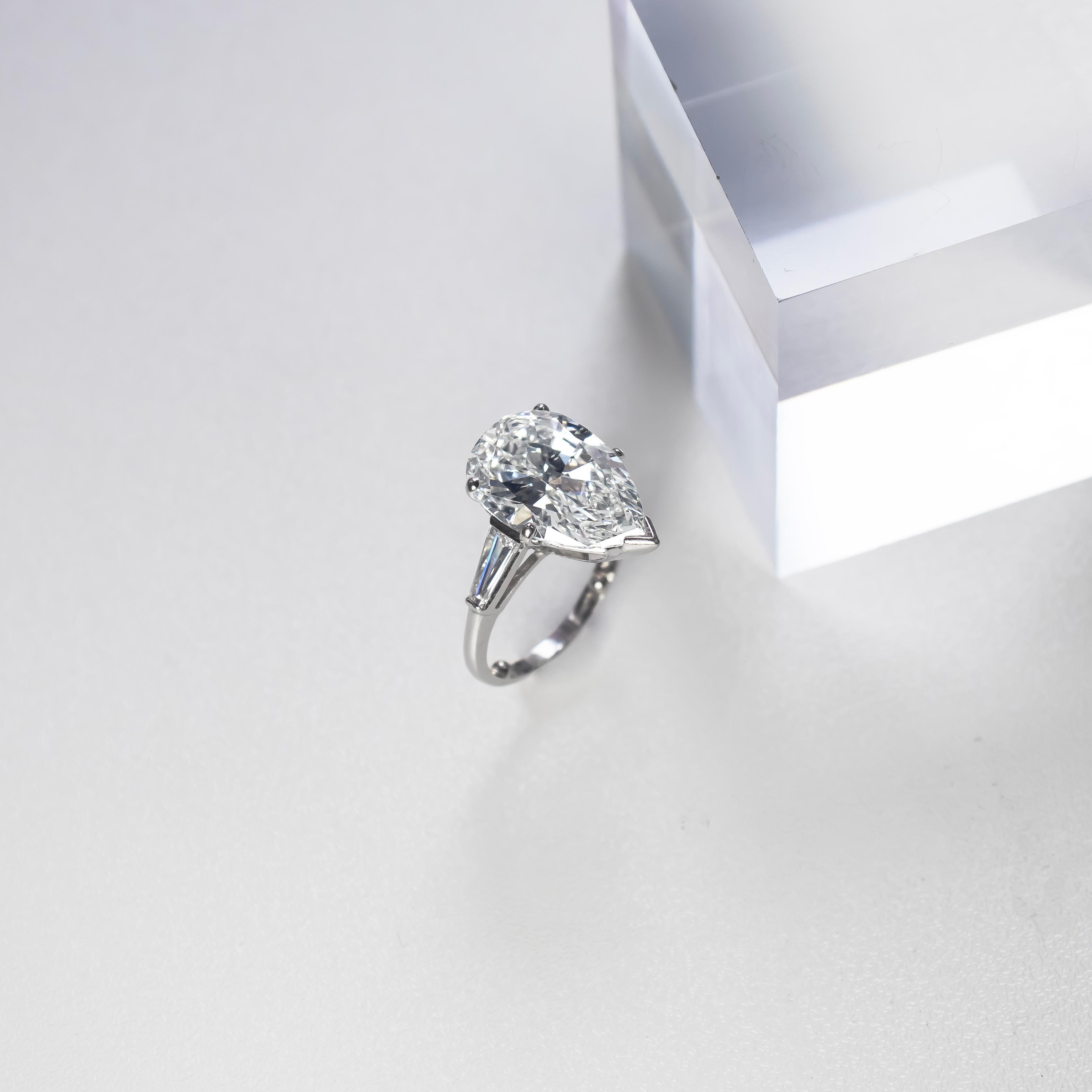 Taglio a goccia Anello a tre pietre con diamante a forma di pera e baguette affusolata certificato GIA da 6,37 carati in vendita