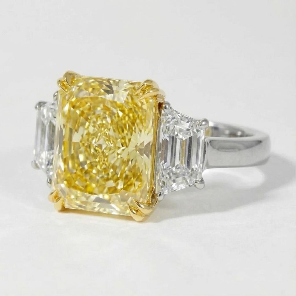 Ti presentiamo uno straordinario diamante giallo intenso Fancy da 6,39 carati, di colore naturale e riccamente saturo, incastonato in uno squisito design in platino e oro giallo 18 carati. Certificata da GIA con distribuzione del colore Even e