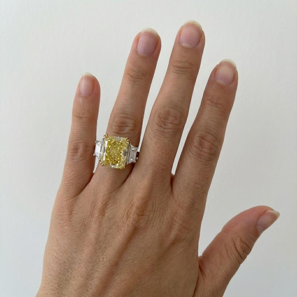 Contemporaneo Anello con diamante giallo intenso da 6,39 carati certificato GIA in vendita