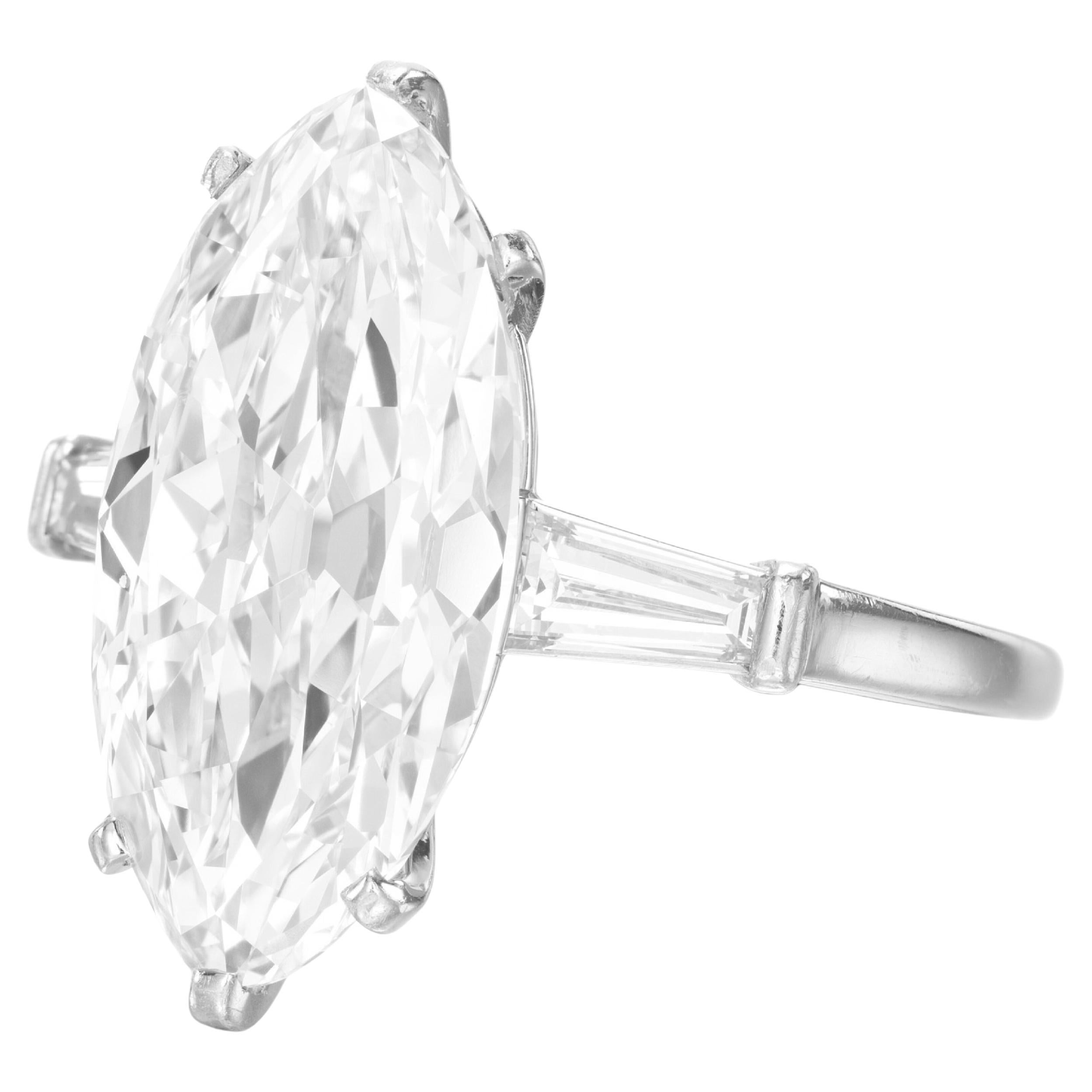 Cette bague solitaire à couper le souffle est ornée d'un diamant taille marquise de 6,39 carats, certifié GIA pour sa qualité exceptionnelle.

Whiting en or blanc 18 carats, la monture épurée met magnifiquement en valeur la forme élégante du