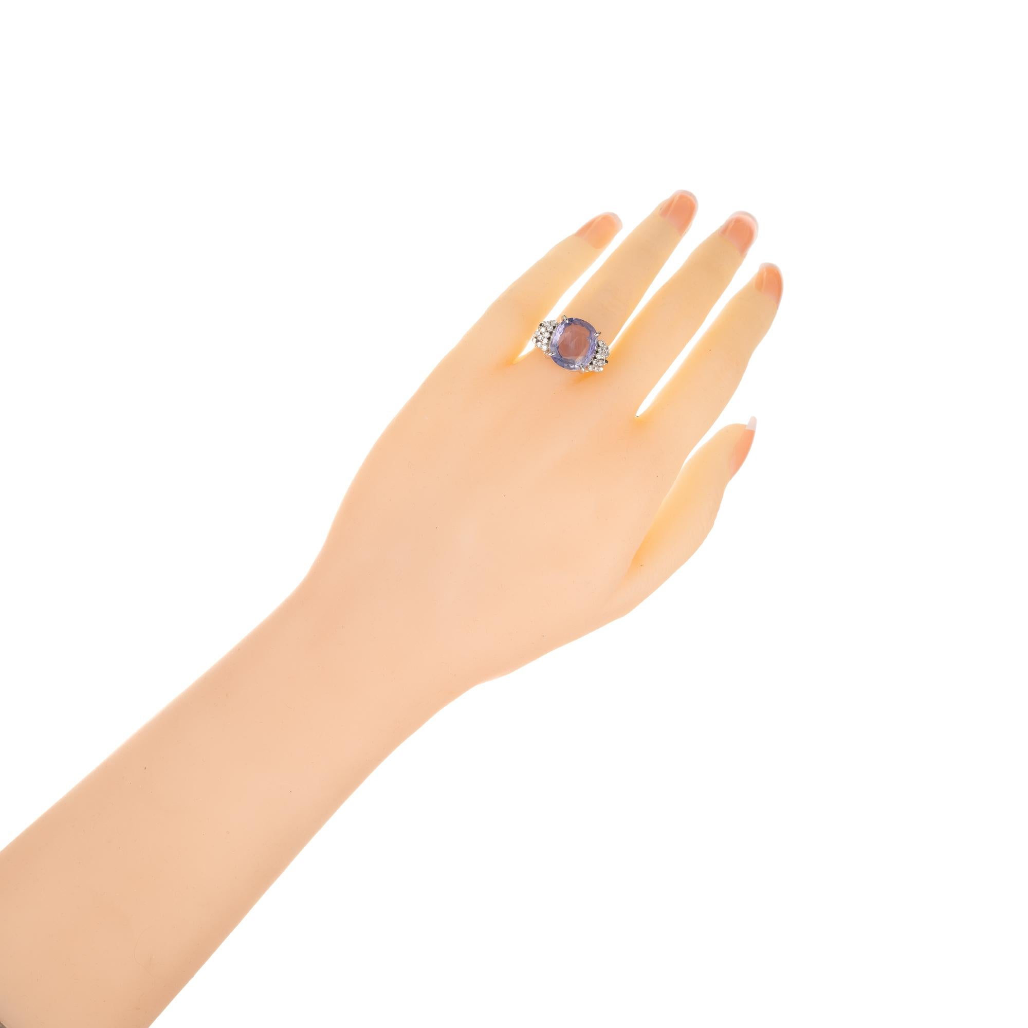 Taille coussin Bague en platine avec saphir de couleur changeante certifié GIA de 6,40 carats et diamants en vente