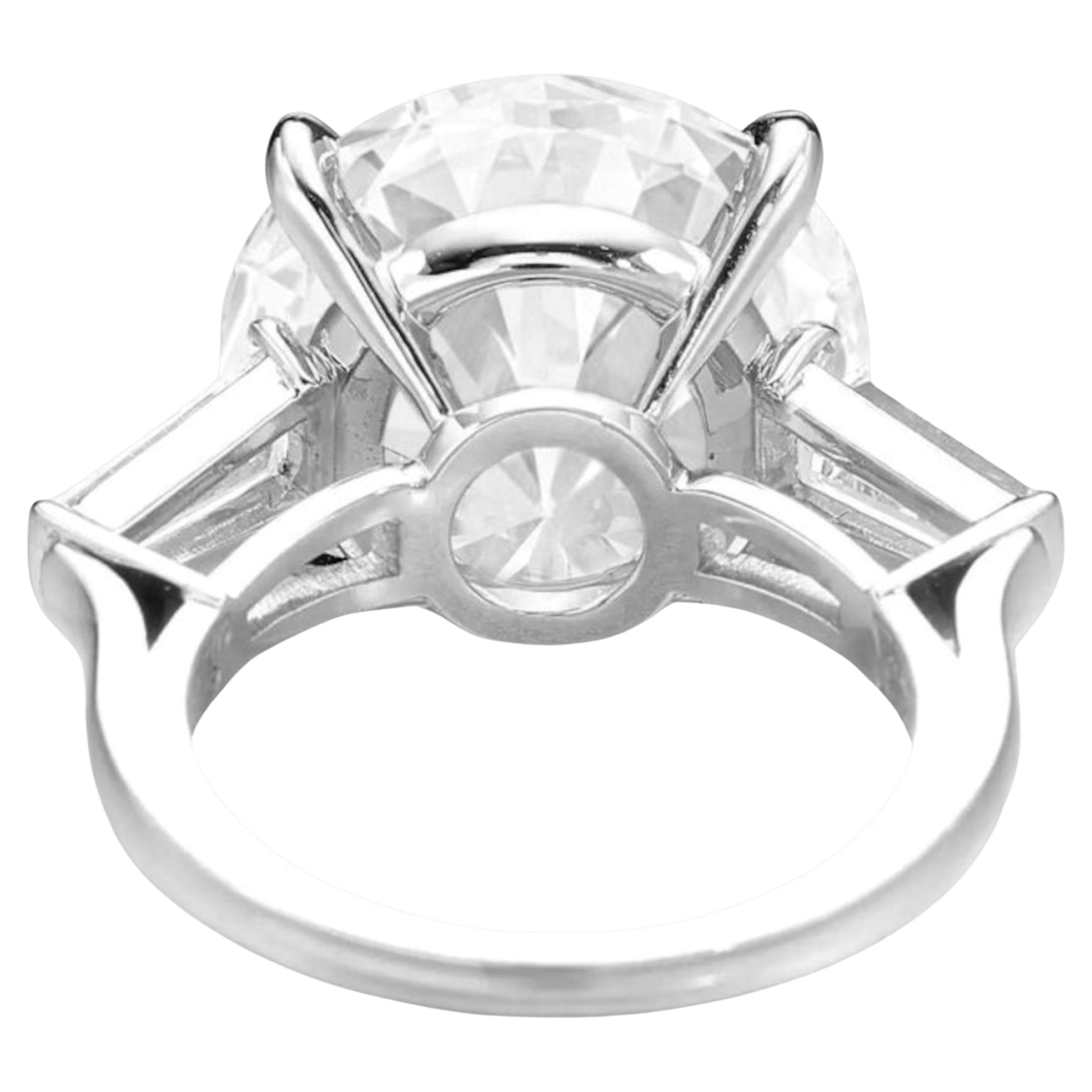 Bague en platine certifiée GIA de 6,40 carats de diamant rond brillant F-VS1 avec pierres latérales baguettes effilées

Cette bague exquise est ornée d'un magnifique diamant rond de taille brillant de 6,40 carats, certifié par le GIA, de couleur F