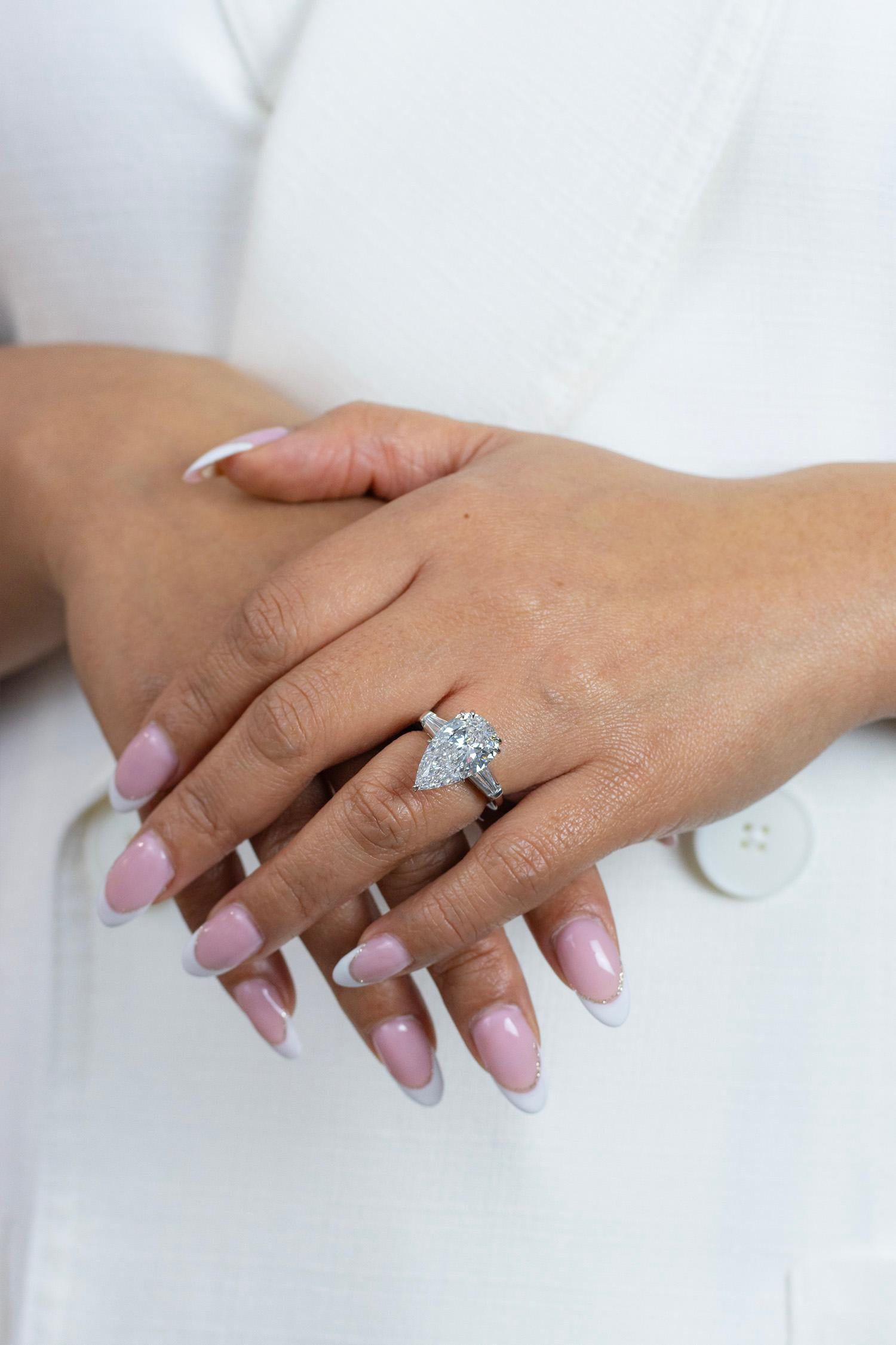 GIA-zertifizierter 6,41 Karat birnenförmiger Diamantring mit drei Steinen in Birnenform Damen im Angebot