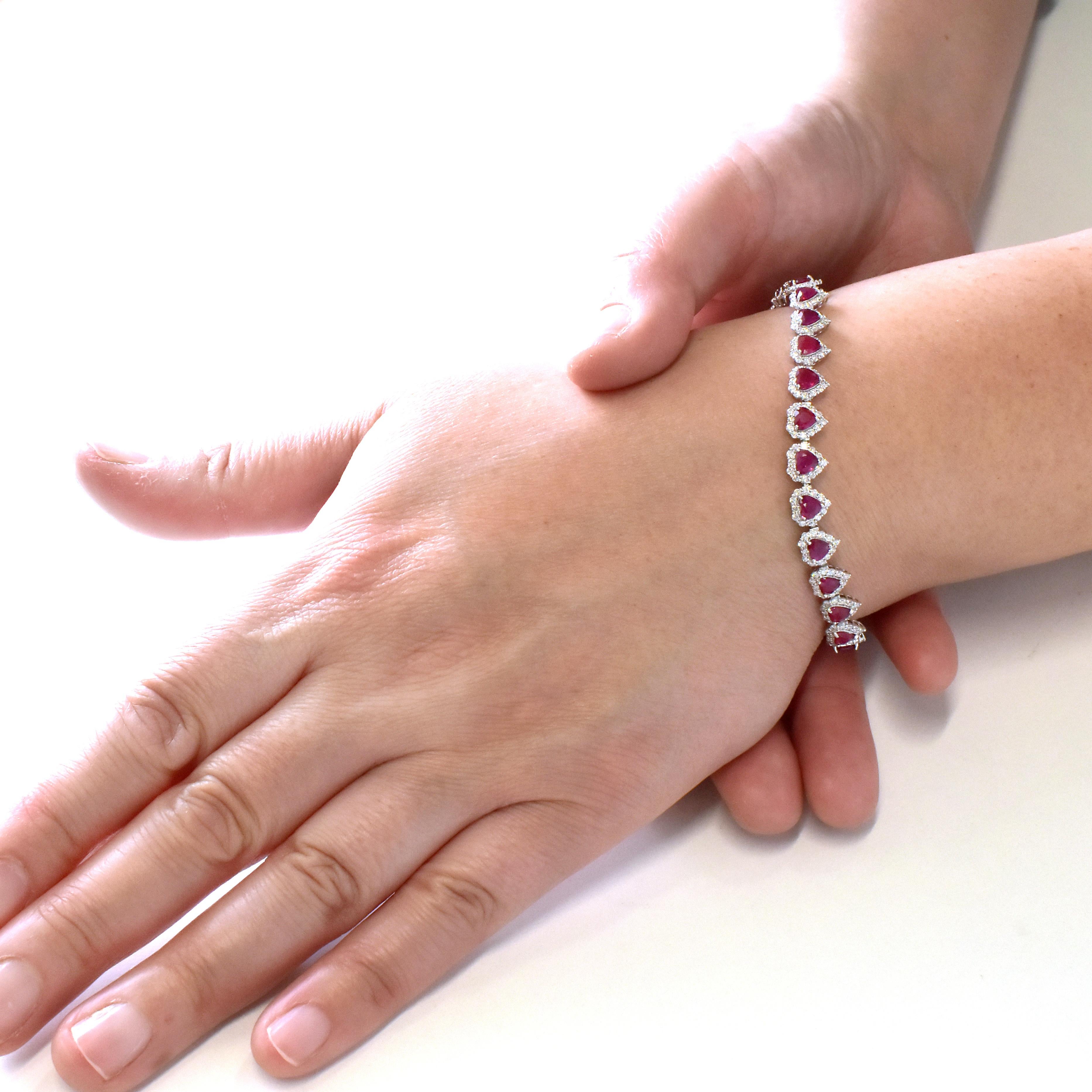 GIA-zertifiziertes Armband aus Platin mit 6.44 Karat burmesischen Rubinen und Diamanten (Herzschliff) im Angebot