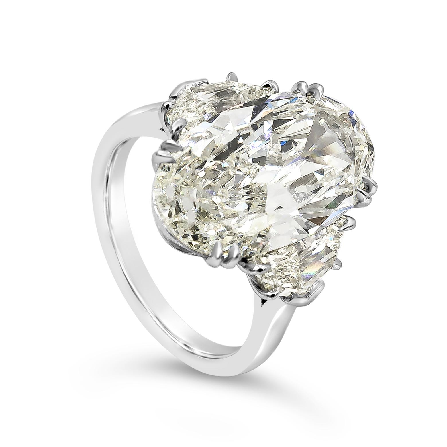 Contemporain Roman Malakov Bague de fiançailles à trois pierres en diamants taille ovale de 6,45 carats en vente