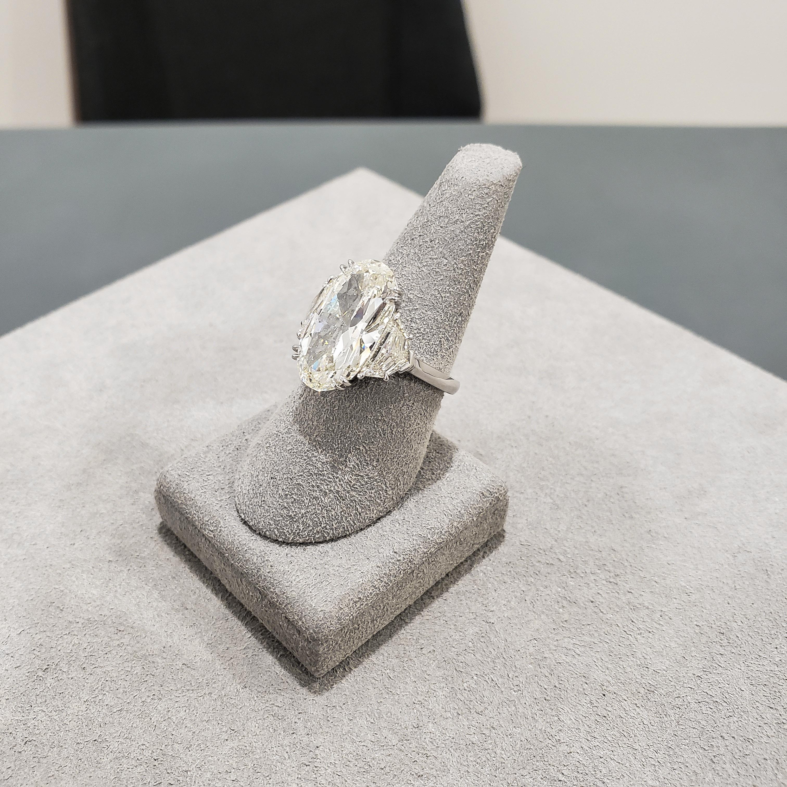 Roman Malakov Bague de fiançailles à trois pierres en diamants taille ovale de 6,45 carats en vente 1
