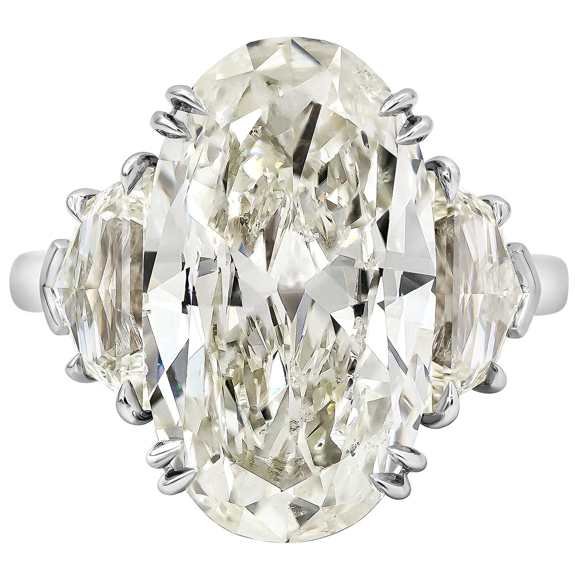 Roman Malakov Bague de fiançailles à trois pierres en diamants taille ovale de 6,45 carats en vente