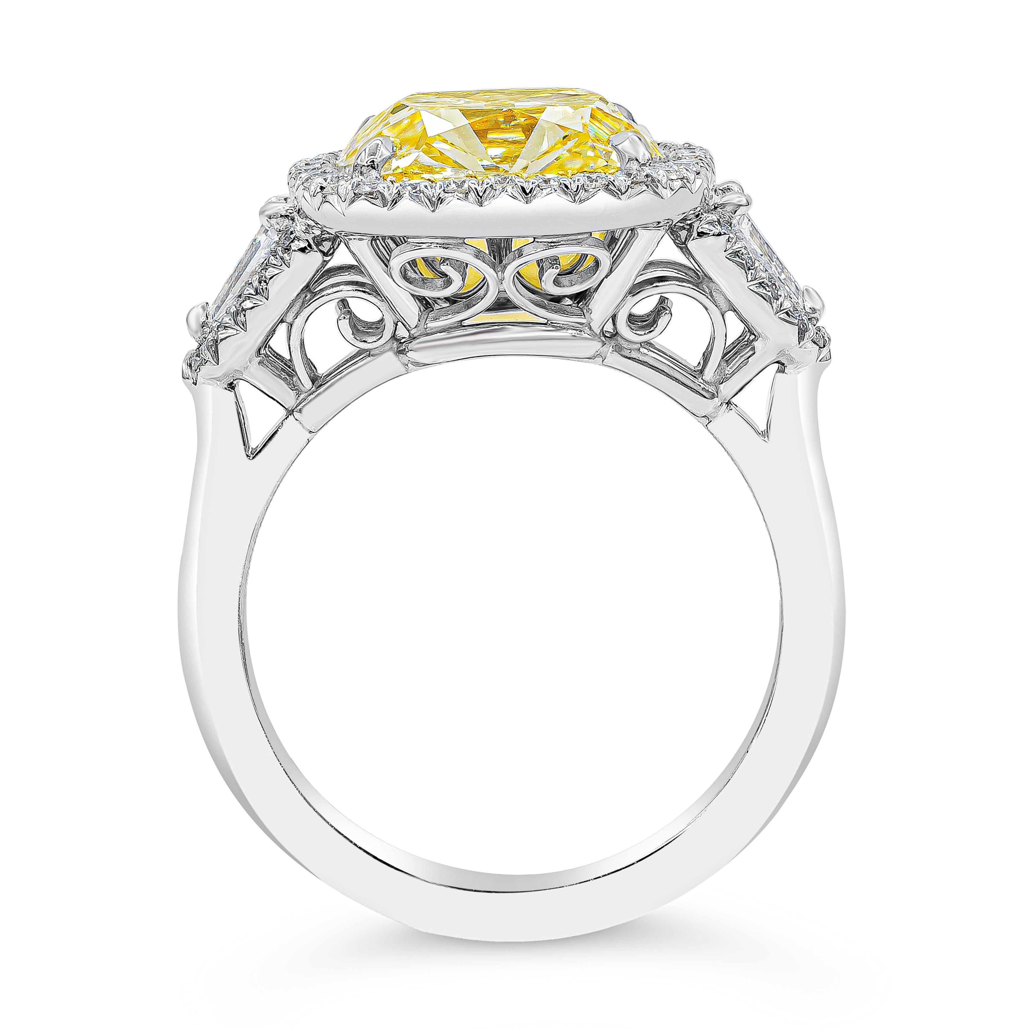 Verlobungsring mit GIA-zertifiziertem 6.47 Karat gelbem Diamant-Halo im Kissenschliff (Zeitgenössisch) im Angebot