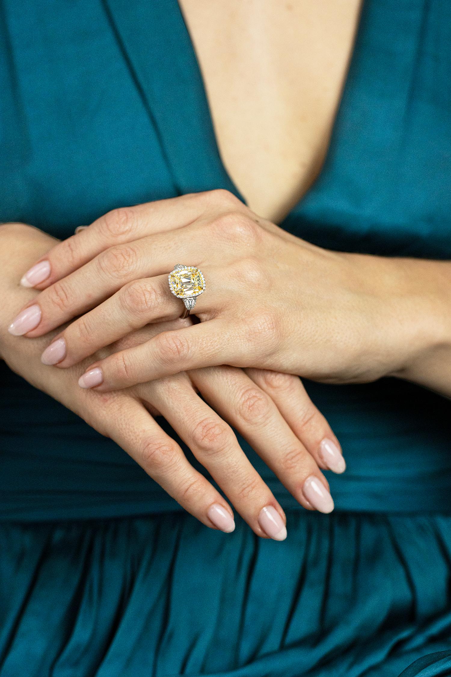 Verlobungsring mit GIA-zertifiziertem 6.47 Karat gelbem Diamant-Halo im Kissenschliff im Angebot 1
