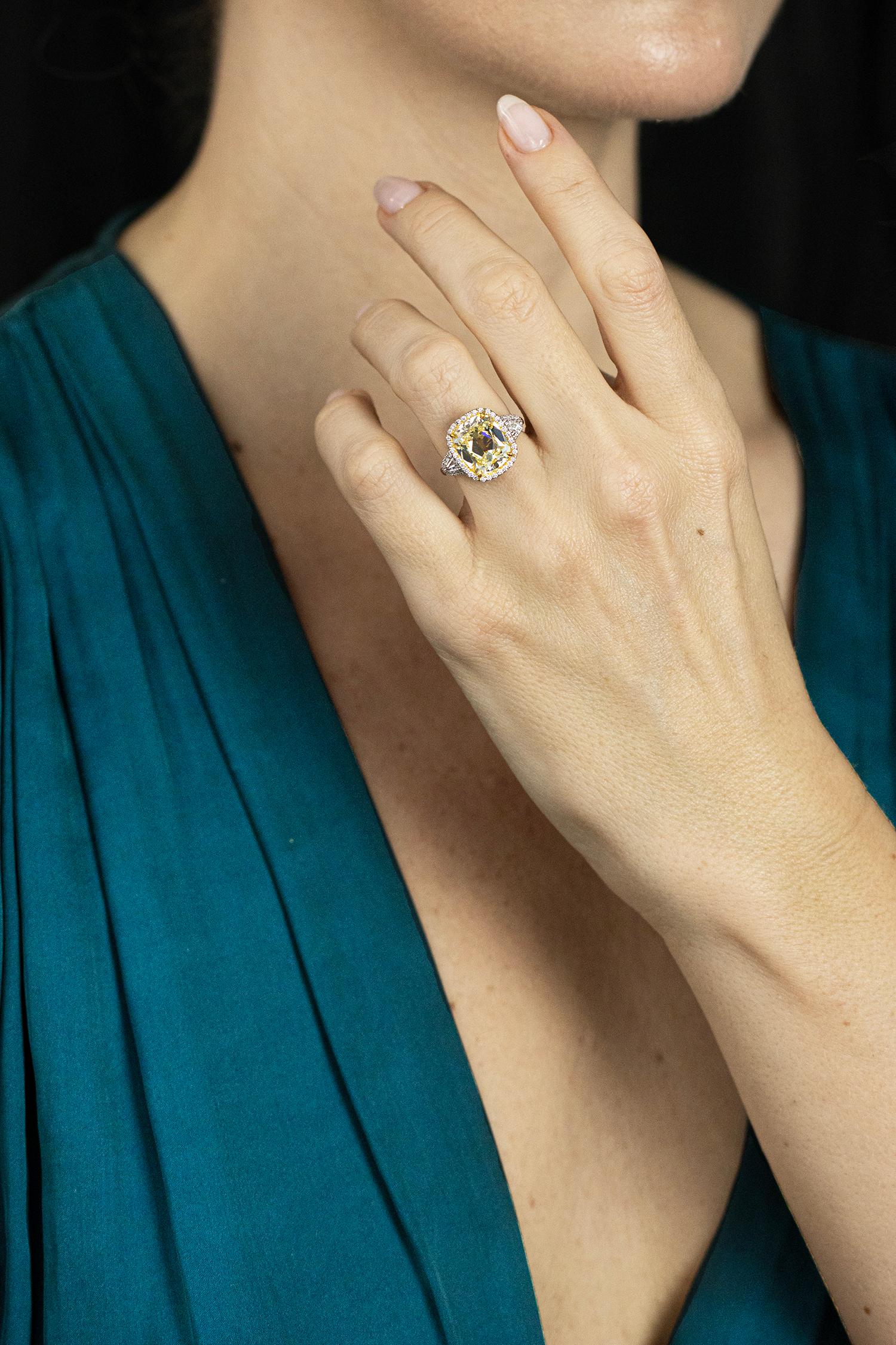 Verlobungsring mit GIA-zertifiziertem 6.47 Karat gelbem Diamant-Halo im Kissenschliff Damen im Angebot