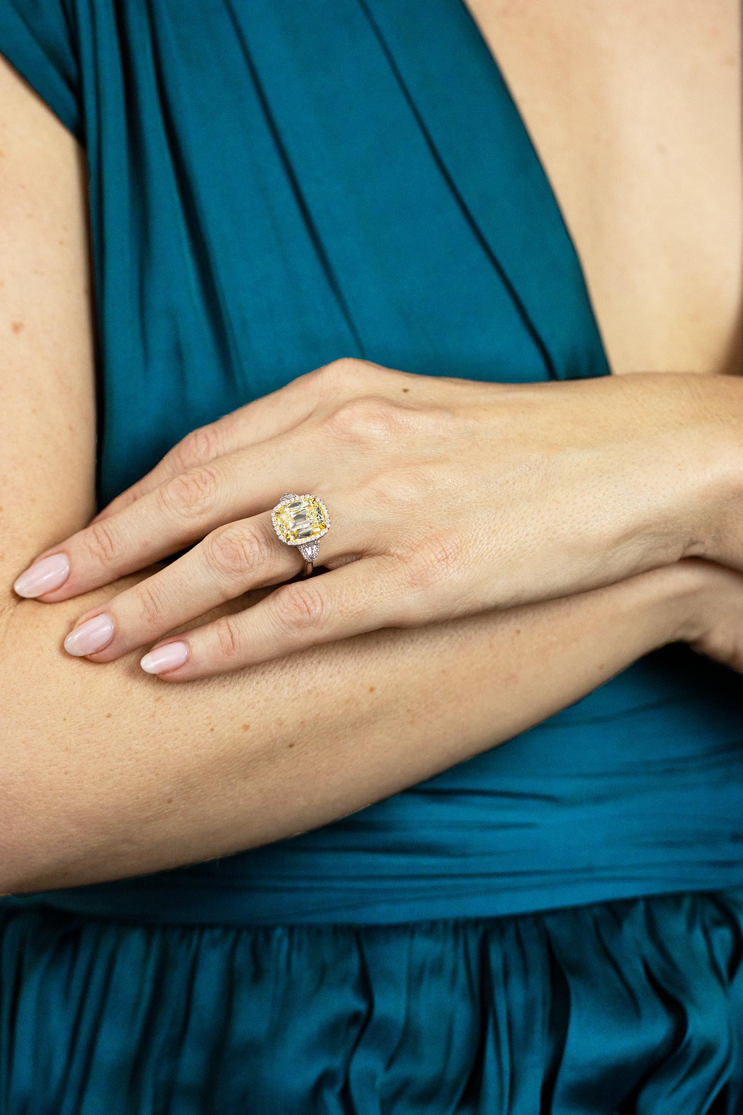 Verlobungsring mit GIA-zertifiziertem 6.47 Karat gelbem Diamant-Halo im Kissenschliff im Angebot 2