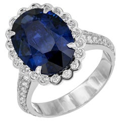 Anillo de compromiso en platino con zafiro ovalado y halo de diamantes certificado por GIA de 6,48 quilates