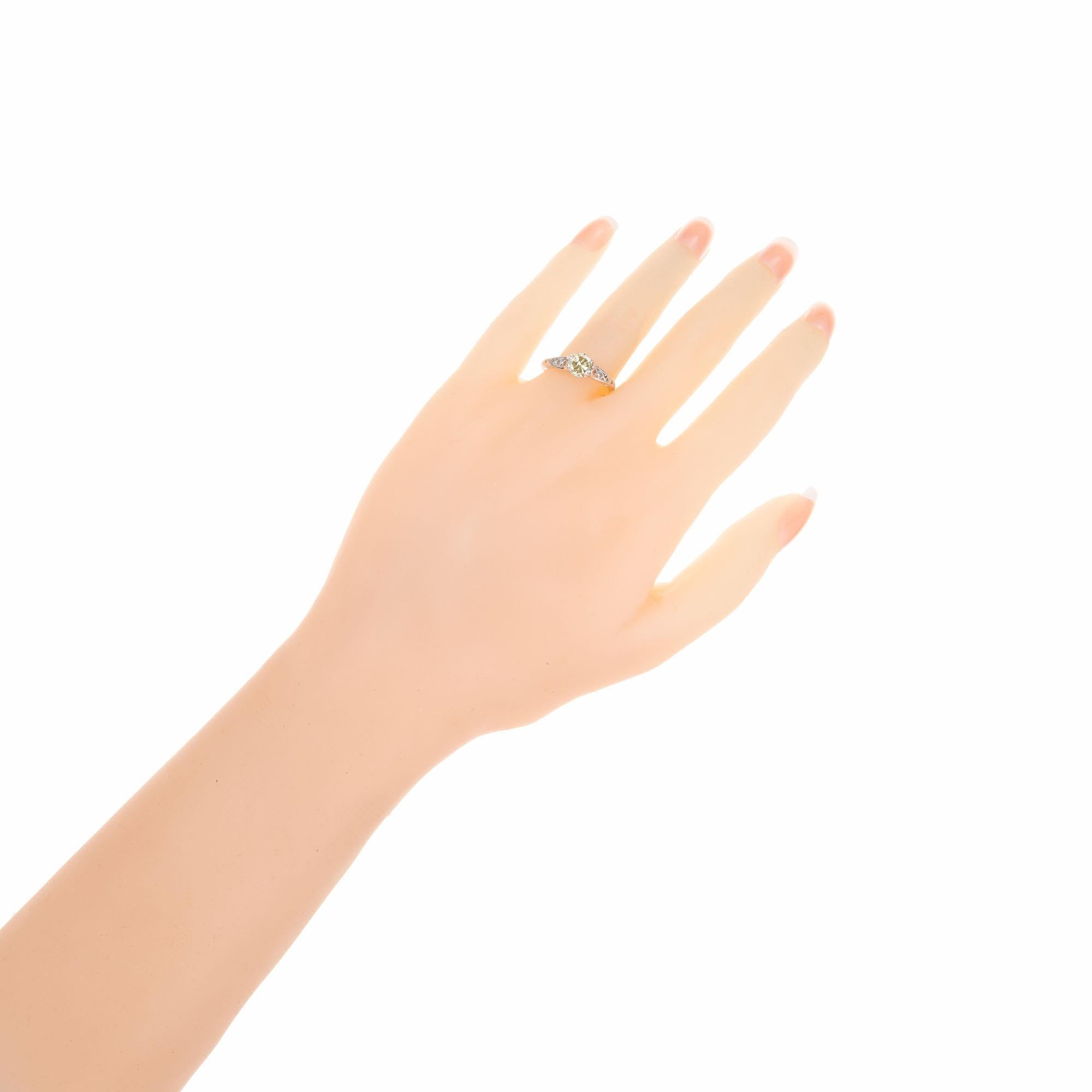 Bague de fiançailles en or blanc avec diamant jaune de 0,65 carat certifié par le GIA en vente 1
