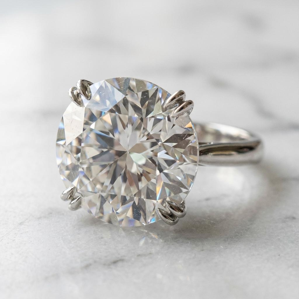 Contemporain Bague en diamant rond brillant de 6,50 carats certifiée par le GIA en vente