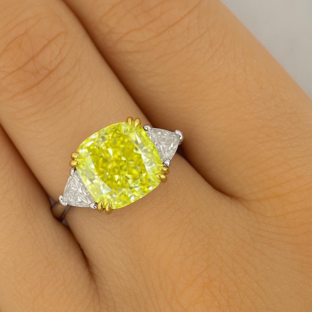 Contemporain Bague de fiançailles avec diamant jaune fantaisie taille coussin de 6,51 carats certifié GIA en vente