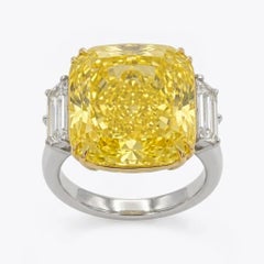 Anillo de tres piedras con diamante amarillo fantasía de talla cojín de 6.05 quilates certificado por GIA