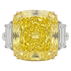 Anillo de tres piedras con diamante amarillo fantasía de talla cojín de 6.05 quilates certificado por GIA