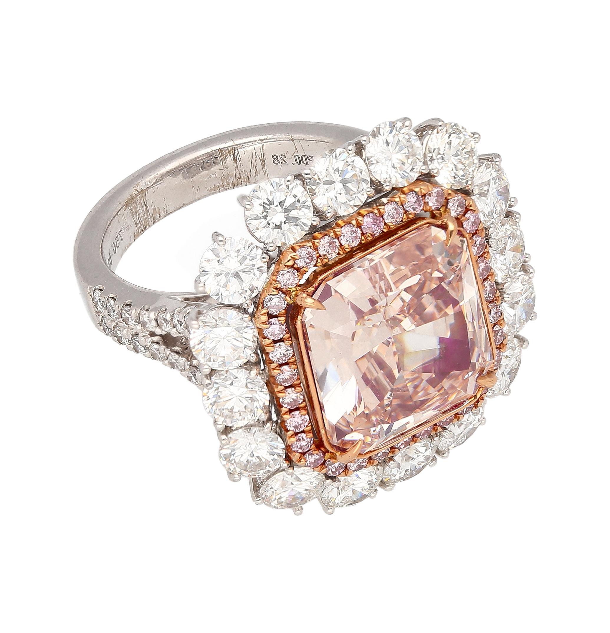 GIA-zertifizierter 6,53 Karat Fancy Pink-Brown & Weißer Diamant Ring in 18K Rose Gold (Radiantschliff) im Angebot