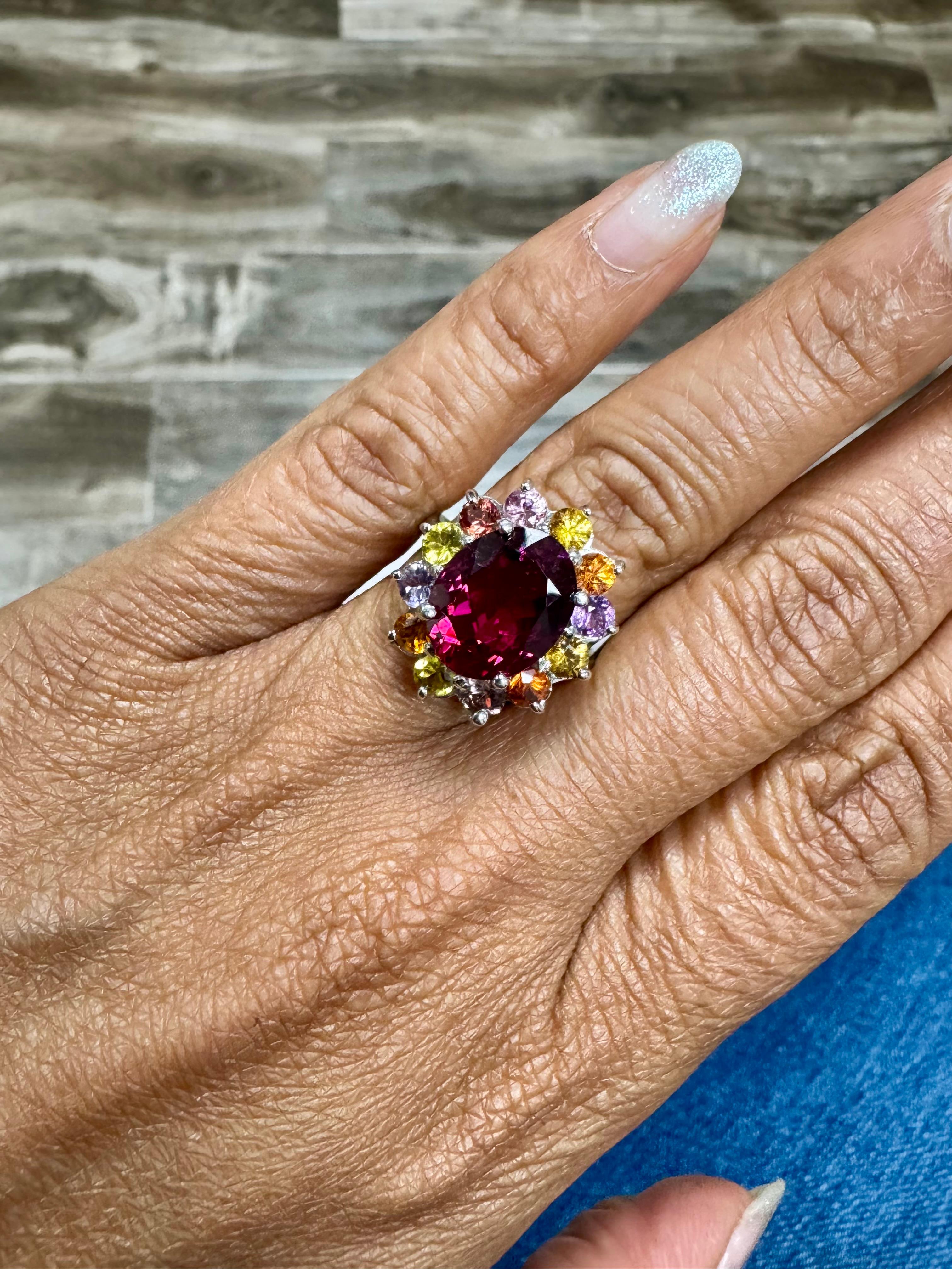 Anello Cocktail in oro bianco con zaffiro rubellite naturale certificato GIA da 6,53 carati in vendita 2