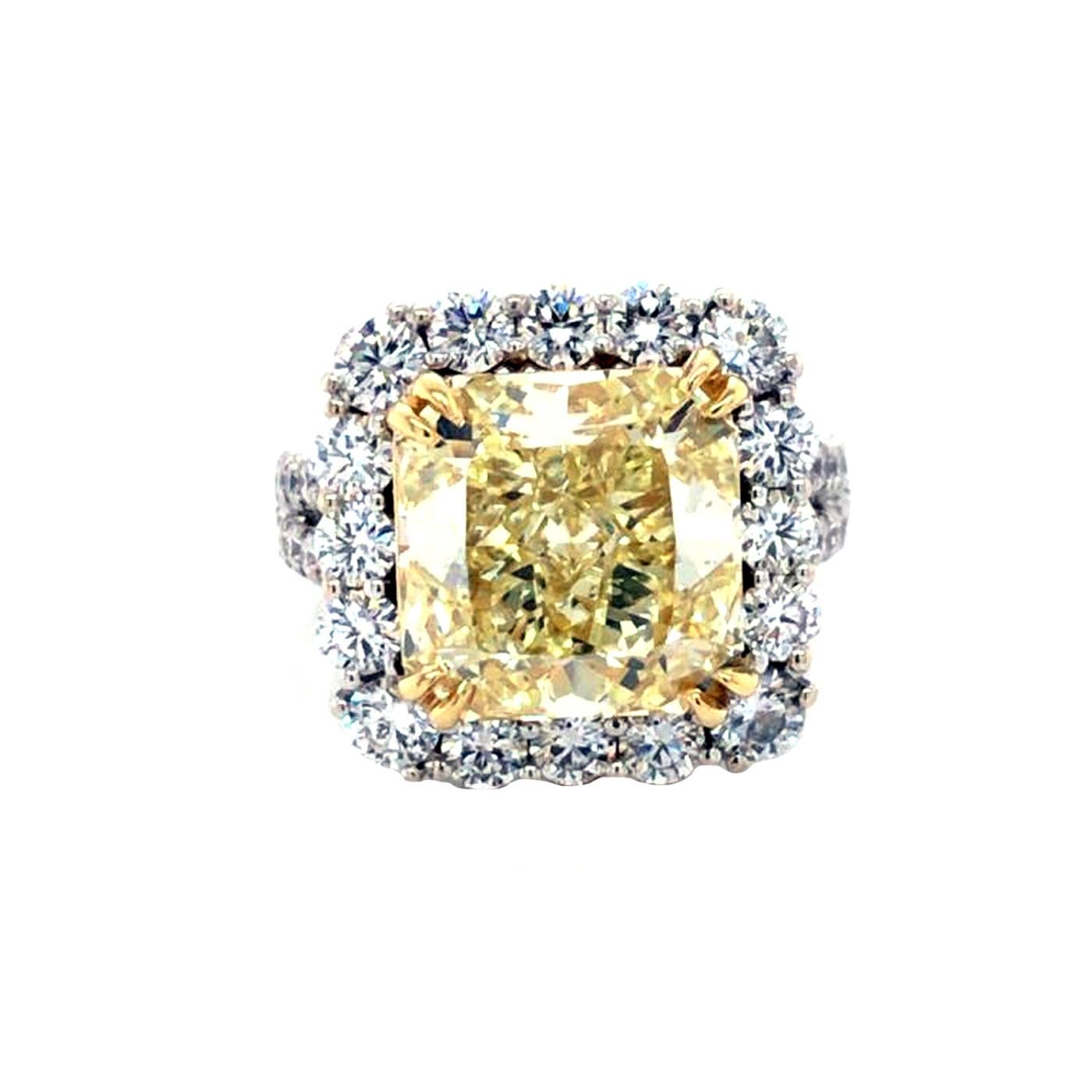 Moderniste Bague en or 18 carats avec diamant jaune clair fantaisie taille coussin de 6,54 carats certifié par le GIA en vente