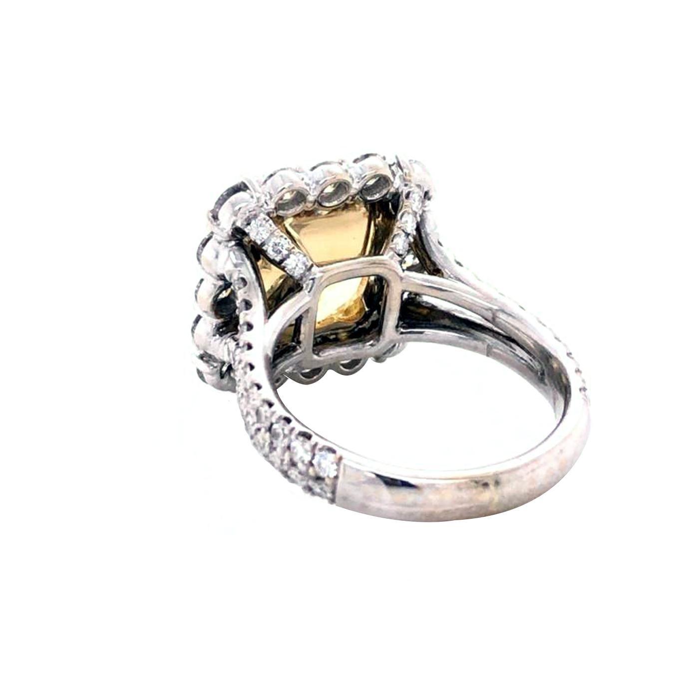 Bague en or 18 carats avec diamant jaune clair fantaisie taille coussin de 6,54 carats certifié par le GIA Excellent état - En vente à Aventura, FL
