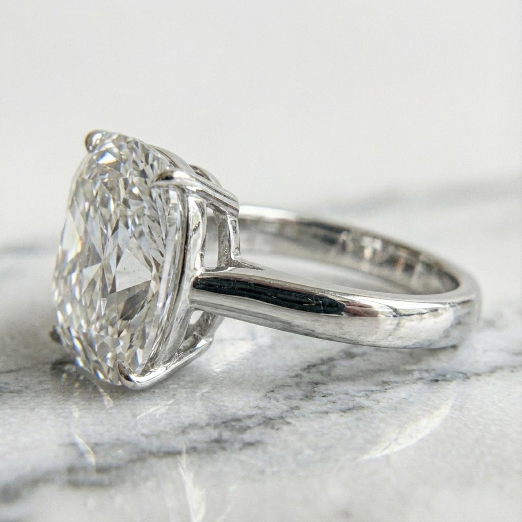 Un affascinante diamante Brilliante Old Mine certificato GIA da 6,55 carati, di colore F e purezza SI2, che emana un fascino antico e un carattere distintivo. Il diamante presenta ampie sfaccettature e un bagliore morbido e romantico che definisce