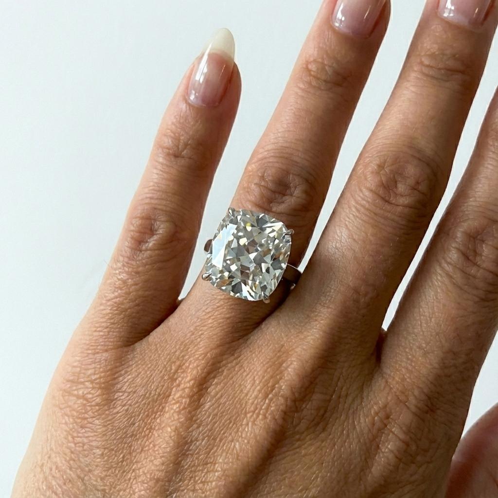 da uomo o donna Anello con diamante Brilliante Old Mine certificato GIA da 6,55 carati di colore F in vendita