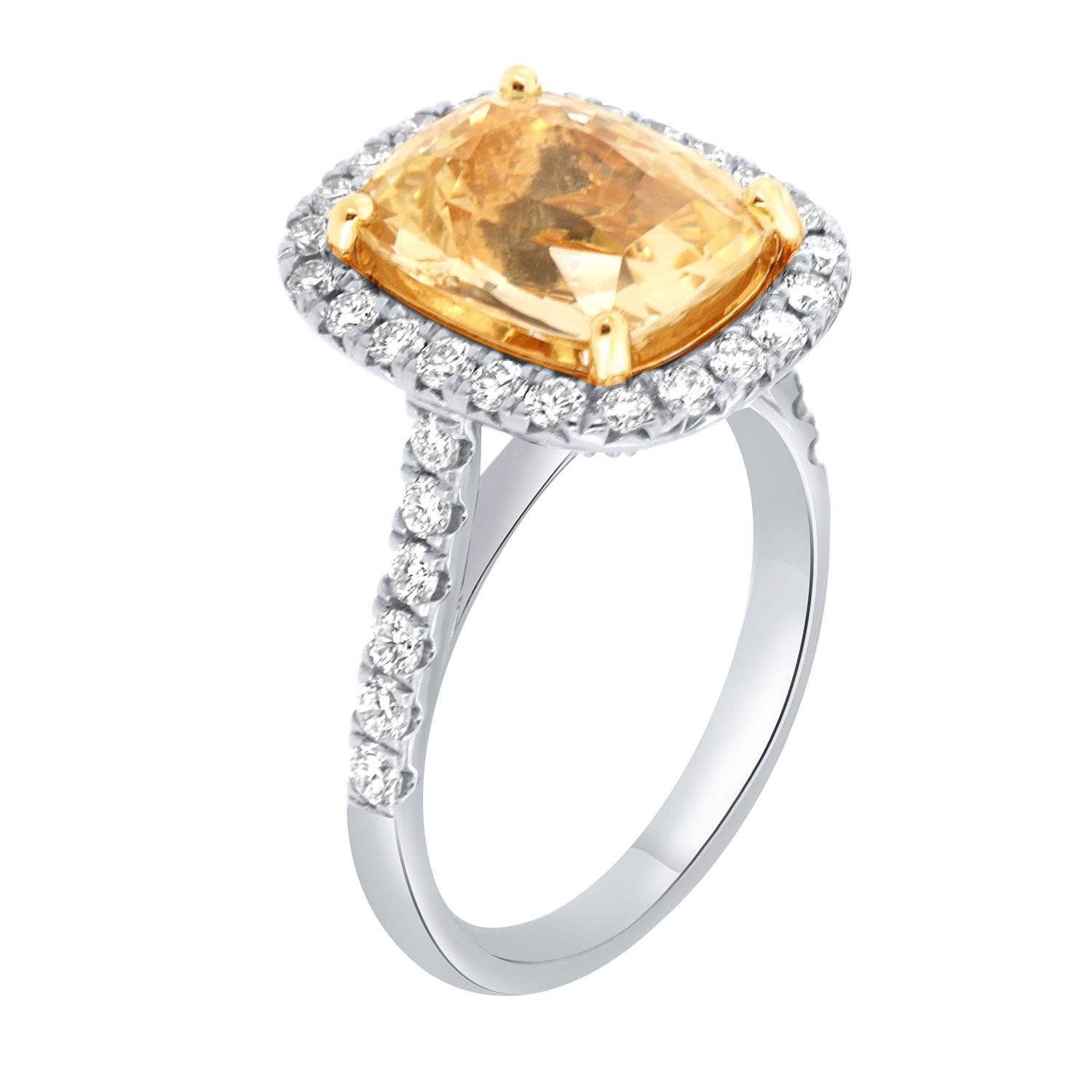Dieser Ring aus 18 Karat Weiß- und Gelbgold ist mit einem GIA-zertifizierten 6,55 Karat länglichen antiken, unerhitzten gelben Saphir im Kissenschliff aus Sri Lanka besetzt. Er hat eine leuchtend gelbe Farbe, die einem ausgefallenen gelben Diamanten