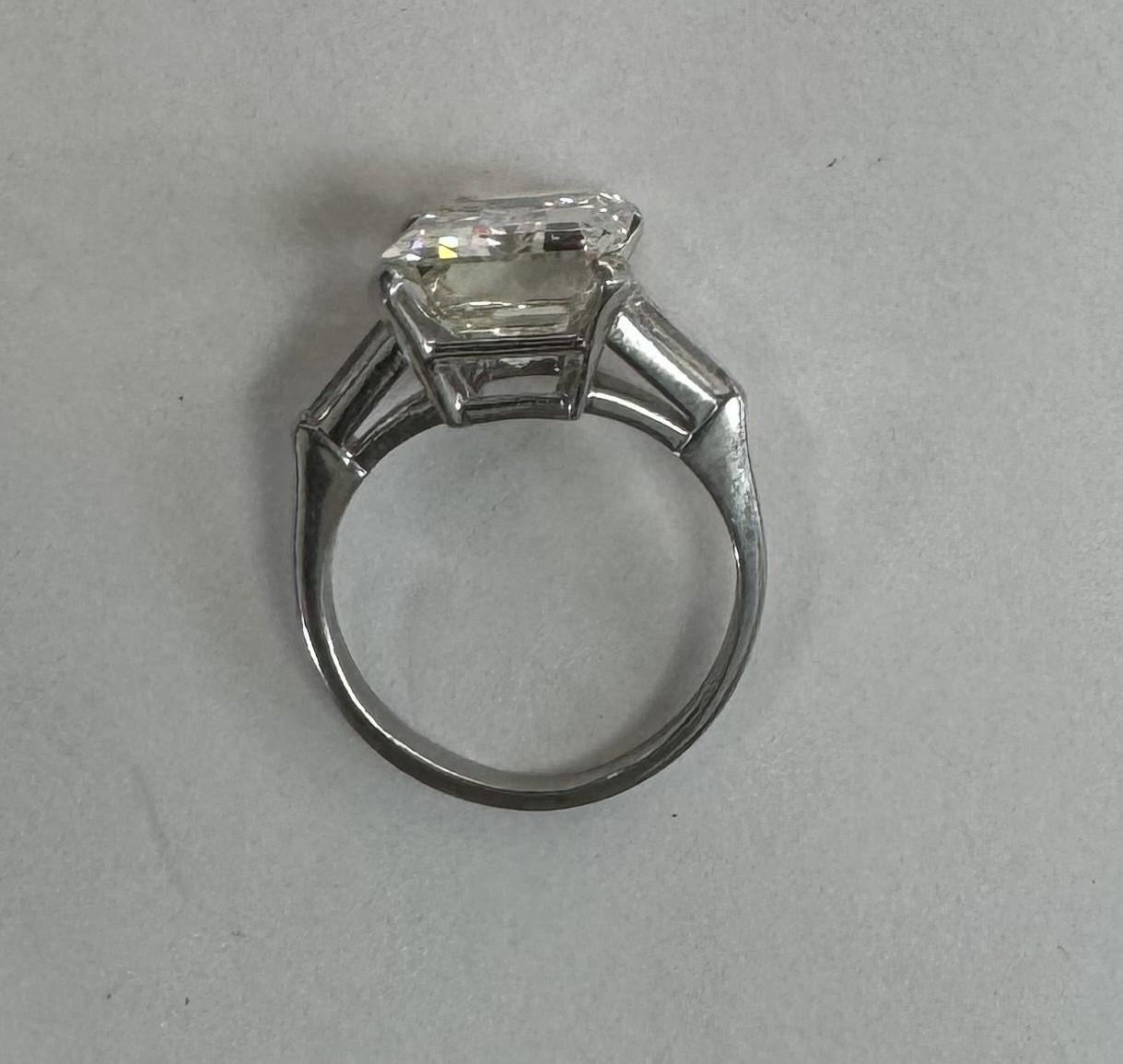 GIA zertifiziert 6,57cts. Smaragdschliff Diamant Farbe J Reinheit SI1 in Platin gefasst im Zustand „Hervorragend“ im Angebot in Los Angeles, CA