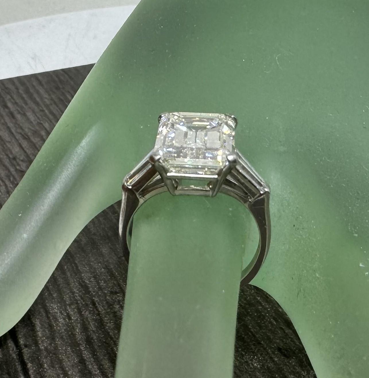 GIA zertifiziert 6,57cts. Smaragdschliff Diamant Farbe J Reinheit SI1 in Platin gefasst für Damen oder Herren im Angebot