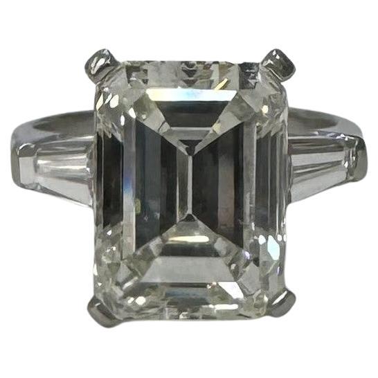 GIA zertifiziert 6,57cts. Smaragdschliff Diamant Farbe J Reinheit SI1 in Platin gefasst im Angebot