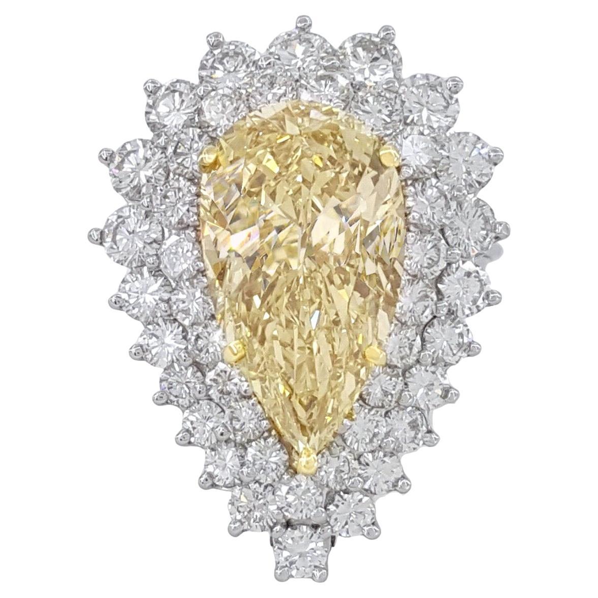GIA-zertifizierter Ring mit gelbem Fancy-Diamant im Birnen Brillantschliff, 6,60 (Smaragdschliff) im Angebot