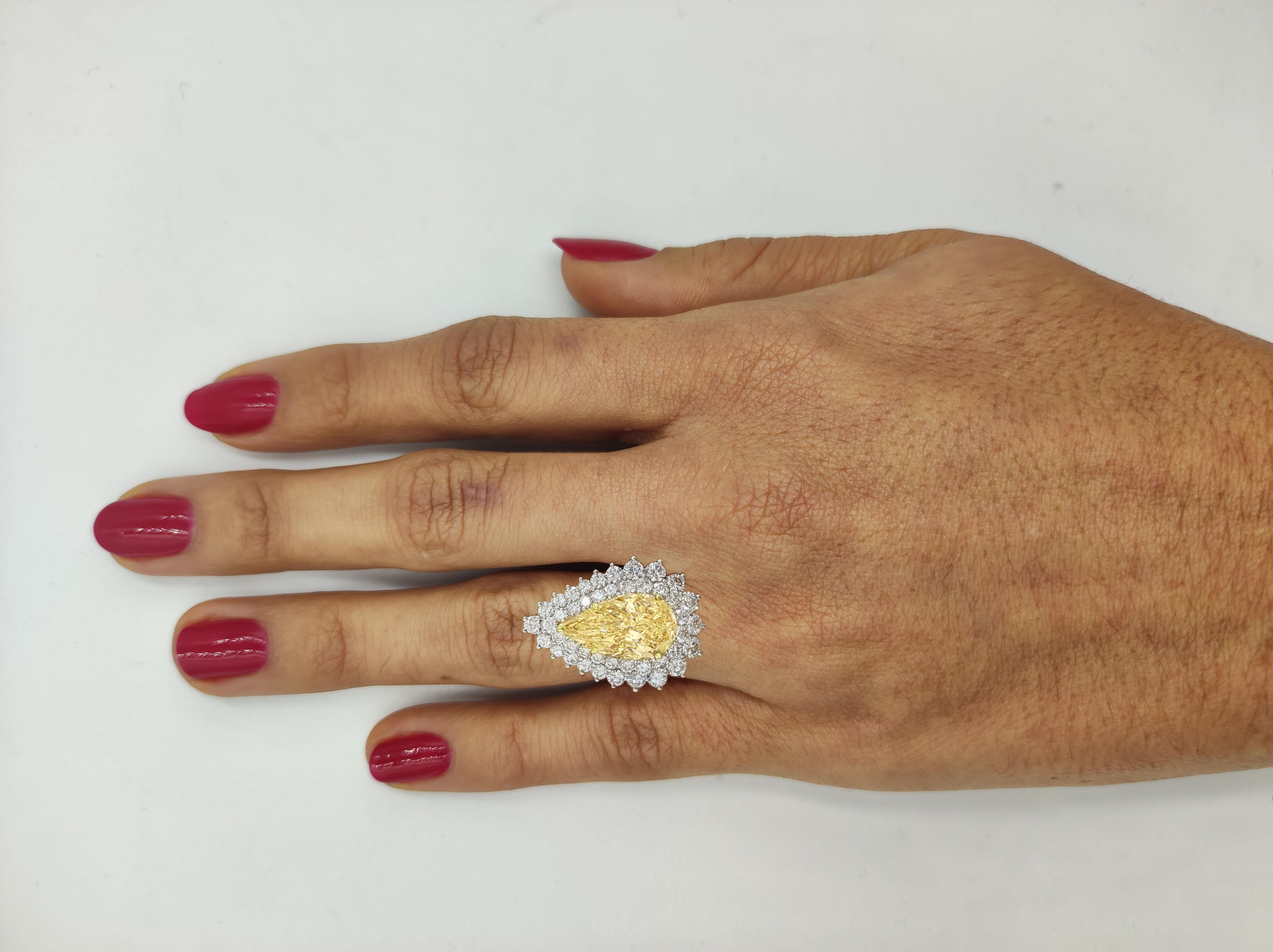 GIA-zertifizierter Ring mit gelbem Fancy-Diamant im Birnen Brillantschliff, 6,60 im Zustand „Neu“ im Angebot in Rome, IT