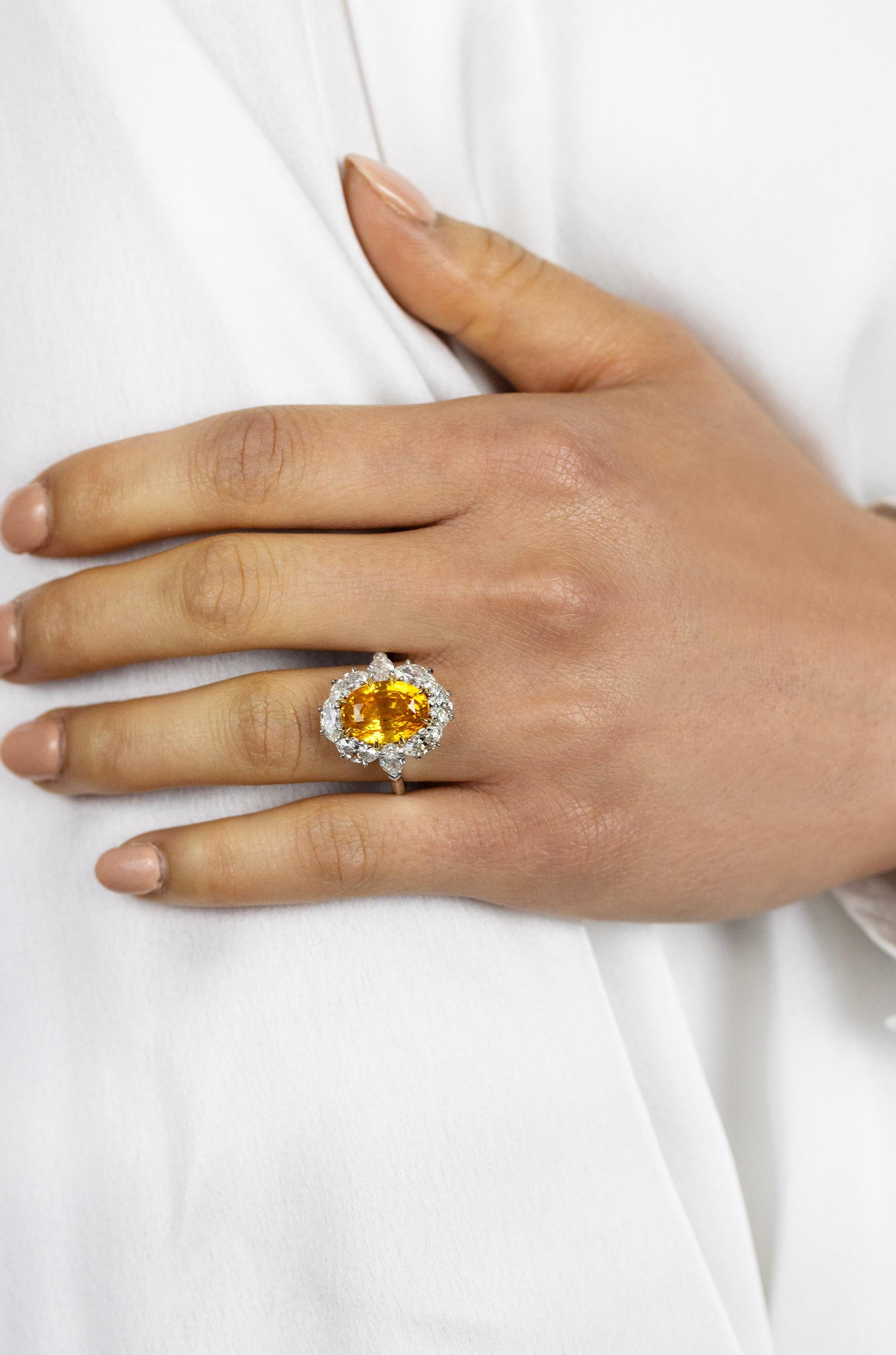 GIA-zertifizierter 6,64 Karat Ovalschliff Orange Saphir mit Diamant Halo Mode-Ring im Angebot 1